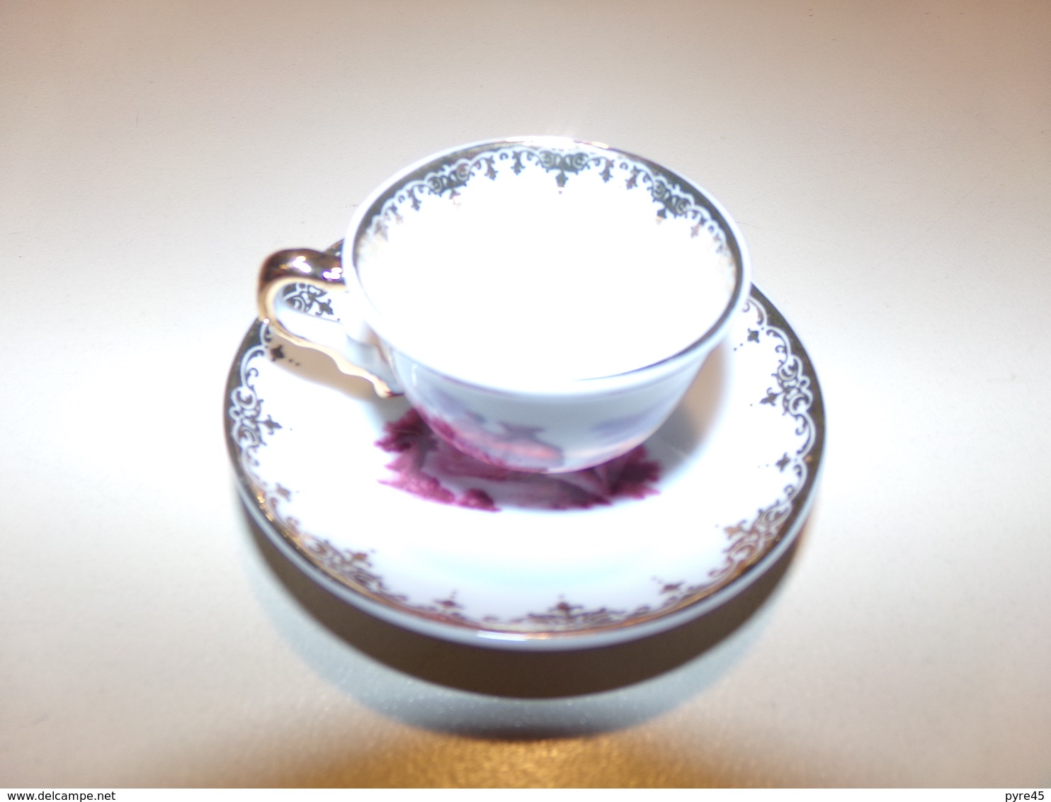 Miniature Tasse Avec Sa Soucoupe Décor Scène Galante Rouge Sur Fond Blanc Et Liseré Or " Décoration Artiste " - Autres & Non Classés