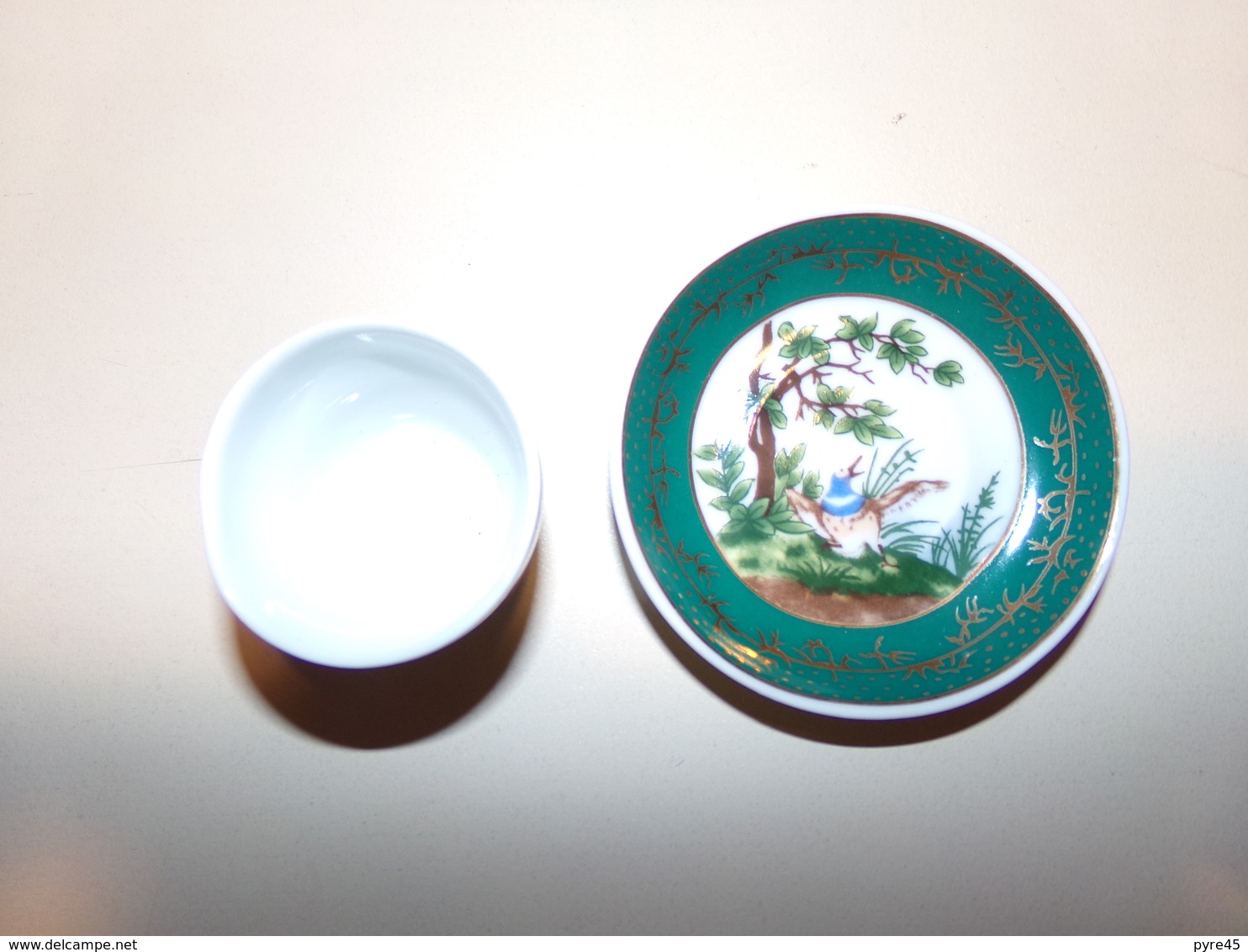 Miniature Tasse Et Soucoupe Verte, Blanche Et Liseré Or Décor Oiseaux Et Arbres " Porcelaine D'artiste " - Andere & Zonder Classificatie