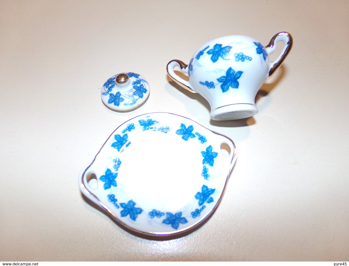 Miniature Soupière, Couvercle Et Soucoupe Décor Fleurs Bleues Sur Fond Blanc Liseré Or  " Porcelaine D'art " - Other & Unclassified