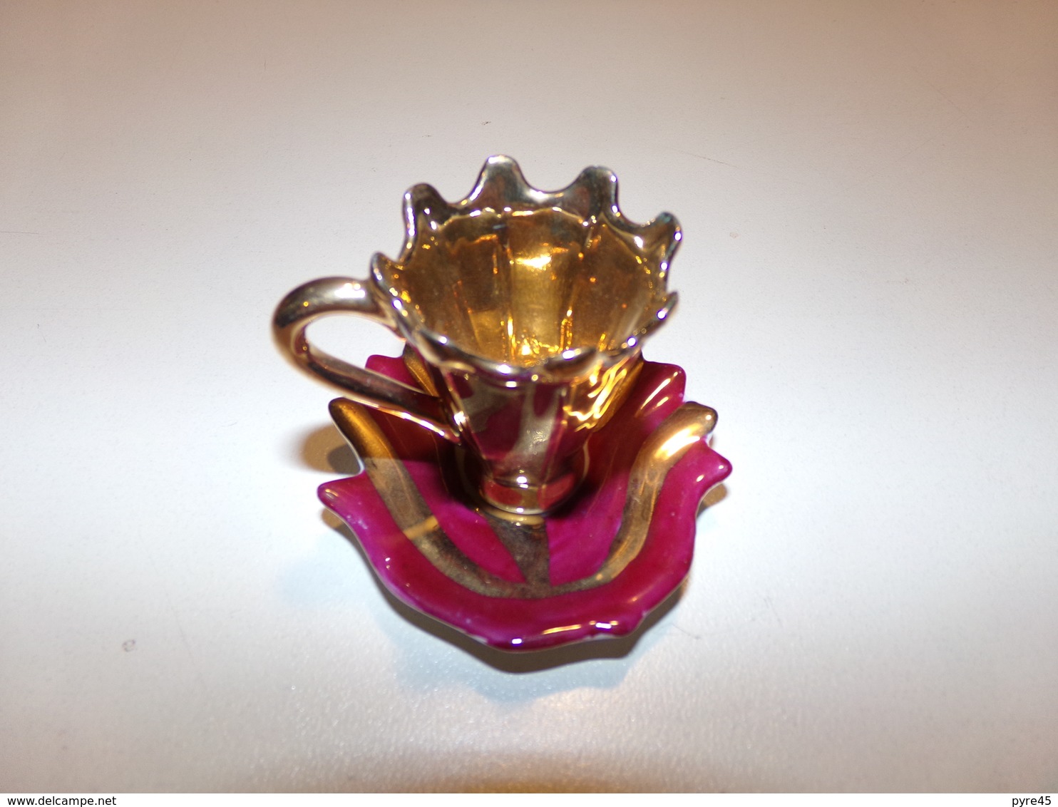 Miniature Tasse Et Sa Soucoupe Bordeaux Et Or - Andere & Zonder Classificatie