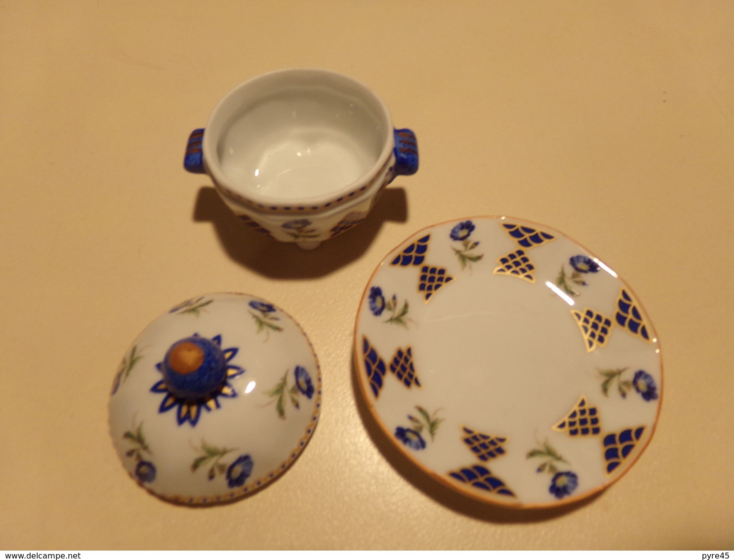 Miniature Soupière, Couvercle Et Sa Soucoupe Fleurs Bleues Et Vertes Sur Fond Blanc " Décoration Art " - Sonstige & Ohne Zuordnung