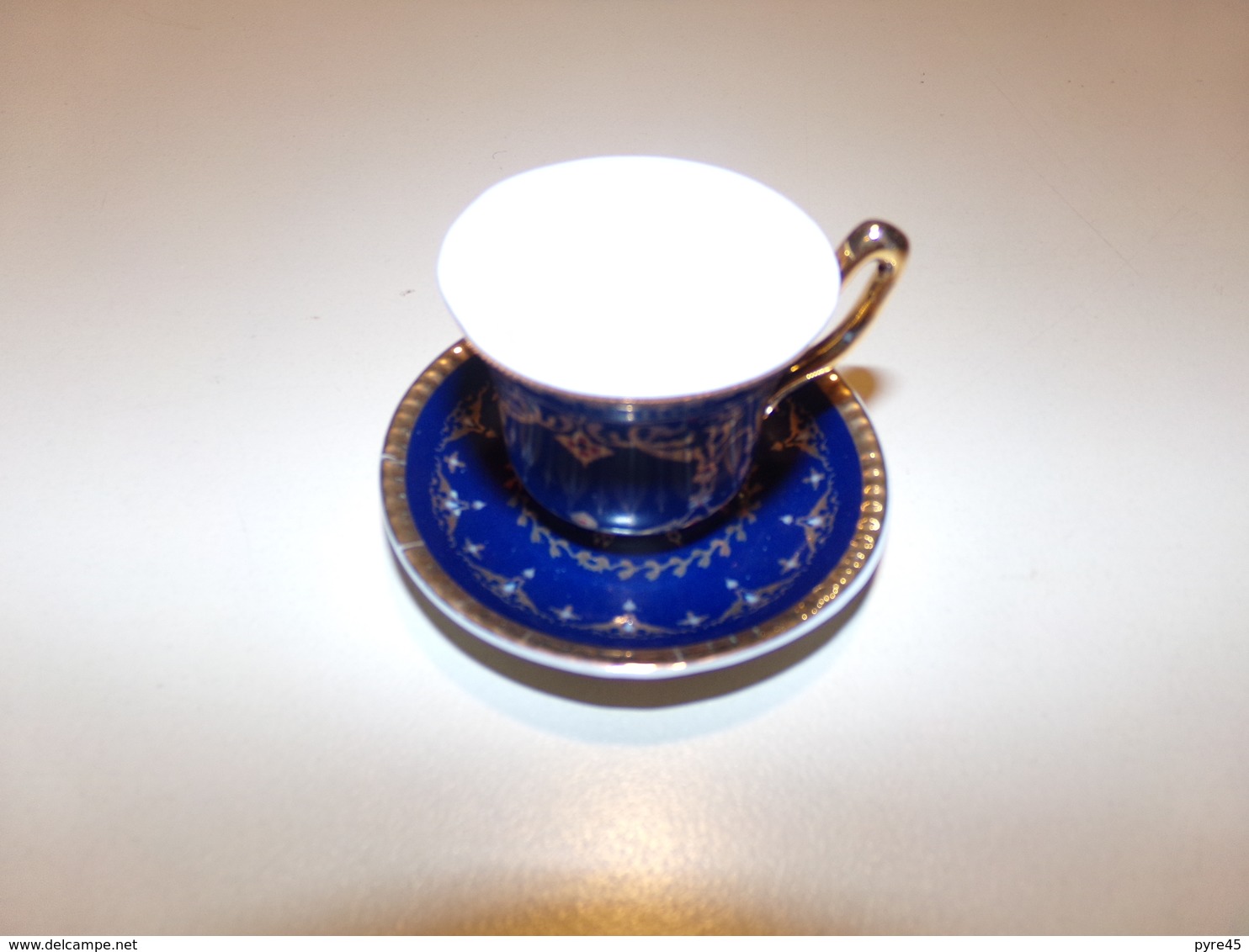 Miniature Tasse Et Sa Soucoupe Bleue Marine Décor Or " Décoration Artiste " - Other & Unclassified