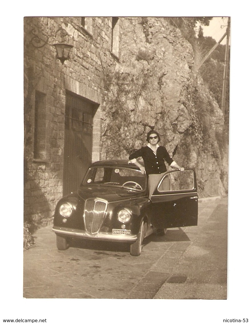 FO--00060-- FOTO ORIGINALE -CAR-AUTO-LANCIA APPIA 1 SERIE CON SIGNORA- TARGATA ROMA - Automobili