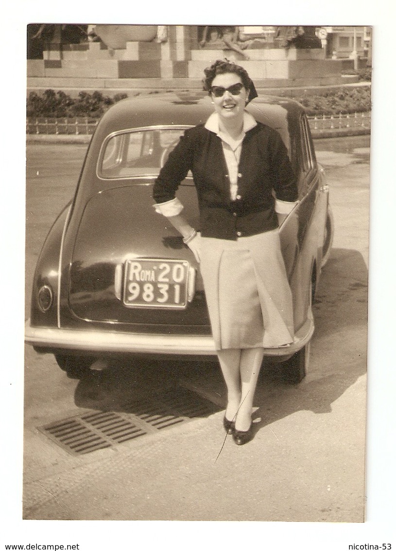 FO--00061-- FOTO ORIGINALE -CAR-AUTO-LANCIA APPIA 1 SERIE CON SIGNORA- TARGATA ROMA - Automobili