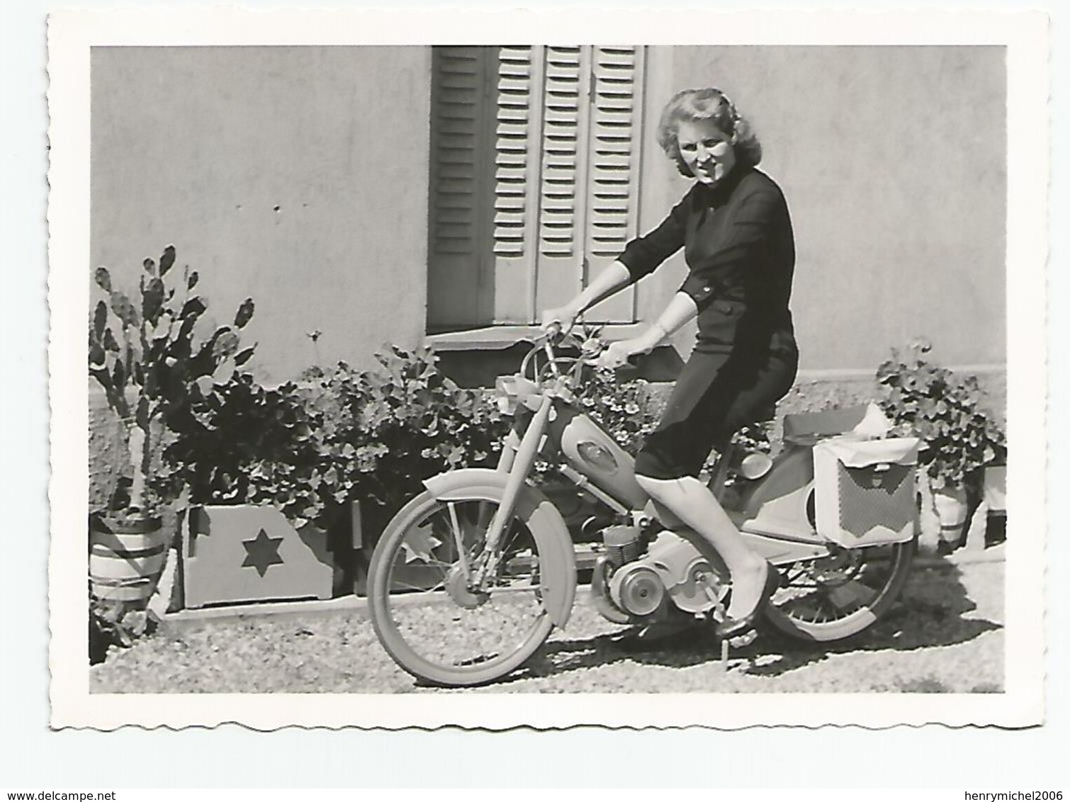 Photographie 73 Savoie Moto Mobylette Motobecane Femme Ugine 1964  Photo 9x12,5 Cm Env - Automobiles