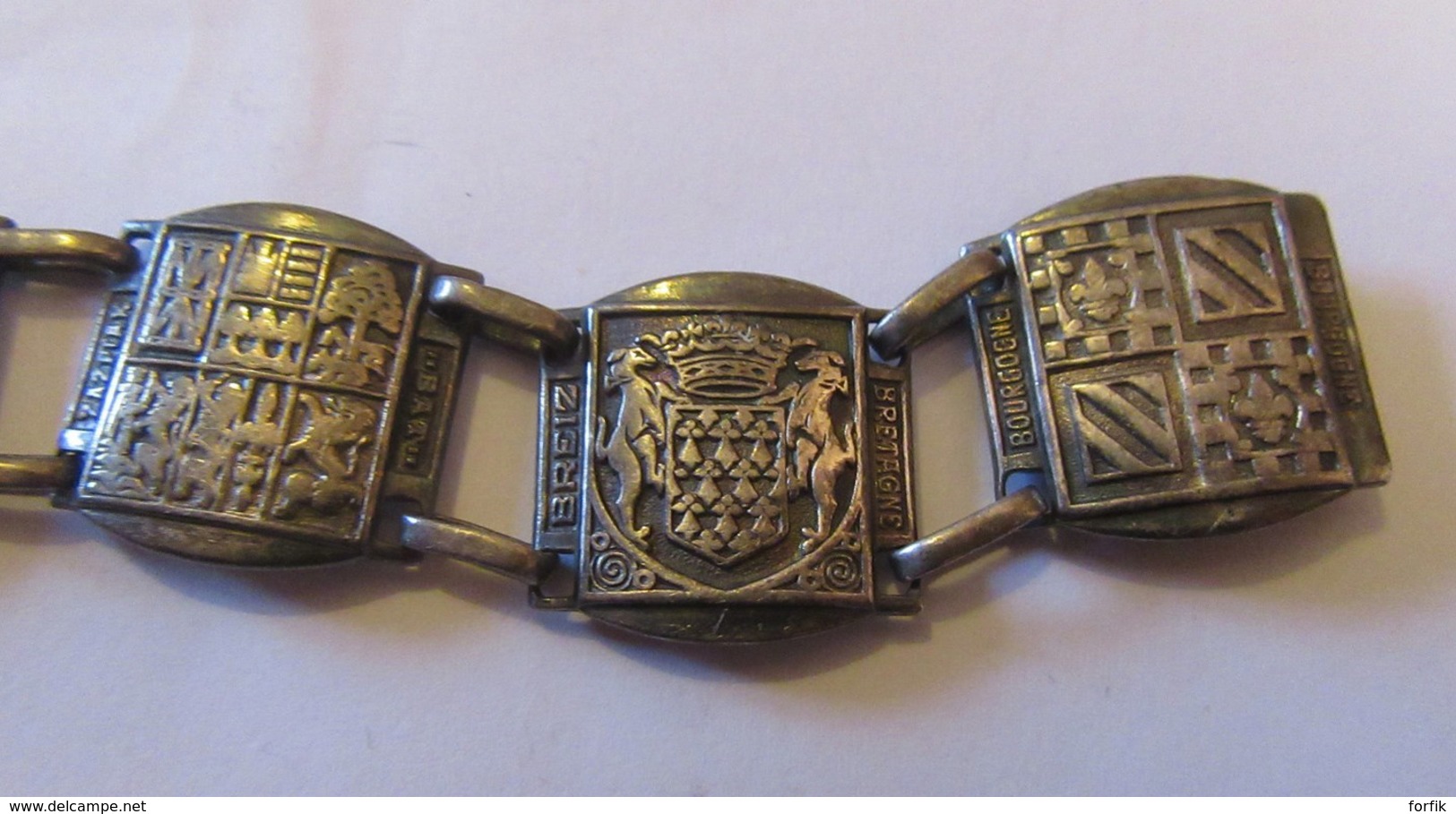 France - Bracelet En Métal Argenté Avec Des Armoiries De Villes Et Régions - Poinçon De L'orfèvre - TBE - Bracelets