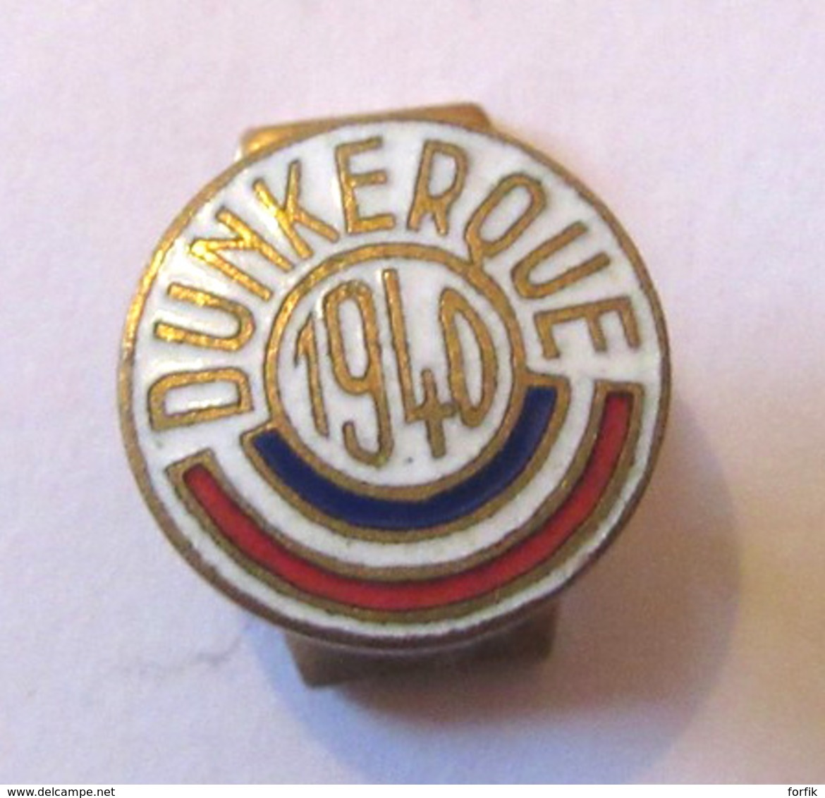 Insigne Boutonnière Dunkerque 1940 - Métal Doré Et émail - Fraisse Demey - TBE - Armée De Terre