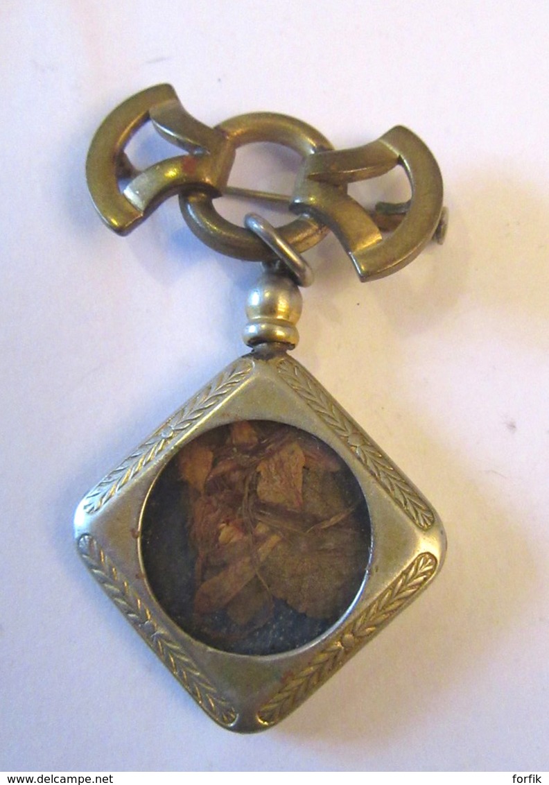 Broche / Pendentif Ancien Ouvrant, Contenant Des Fragments De Fleurs - Pendentifs