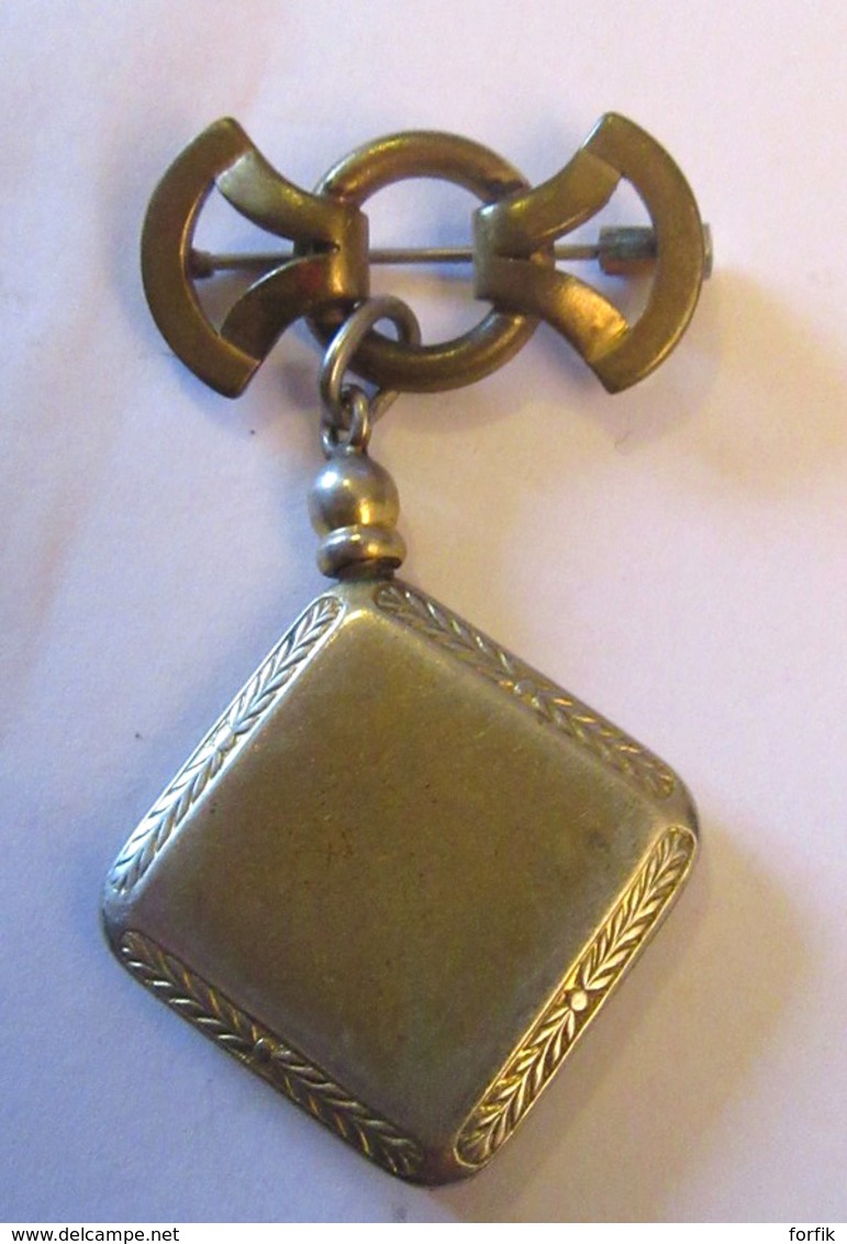 Broche / Pendentif Ancien Ouvrant, Contenant Des Fragments De Fleurs - Pendentifs