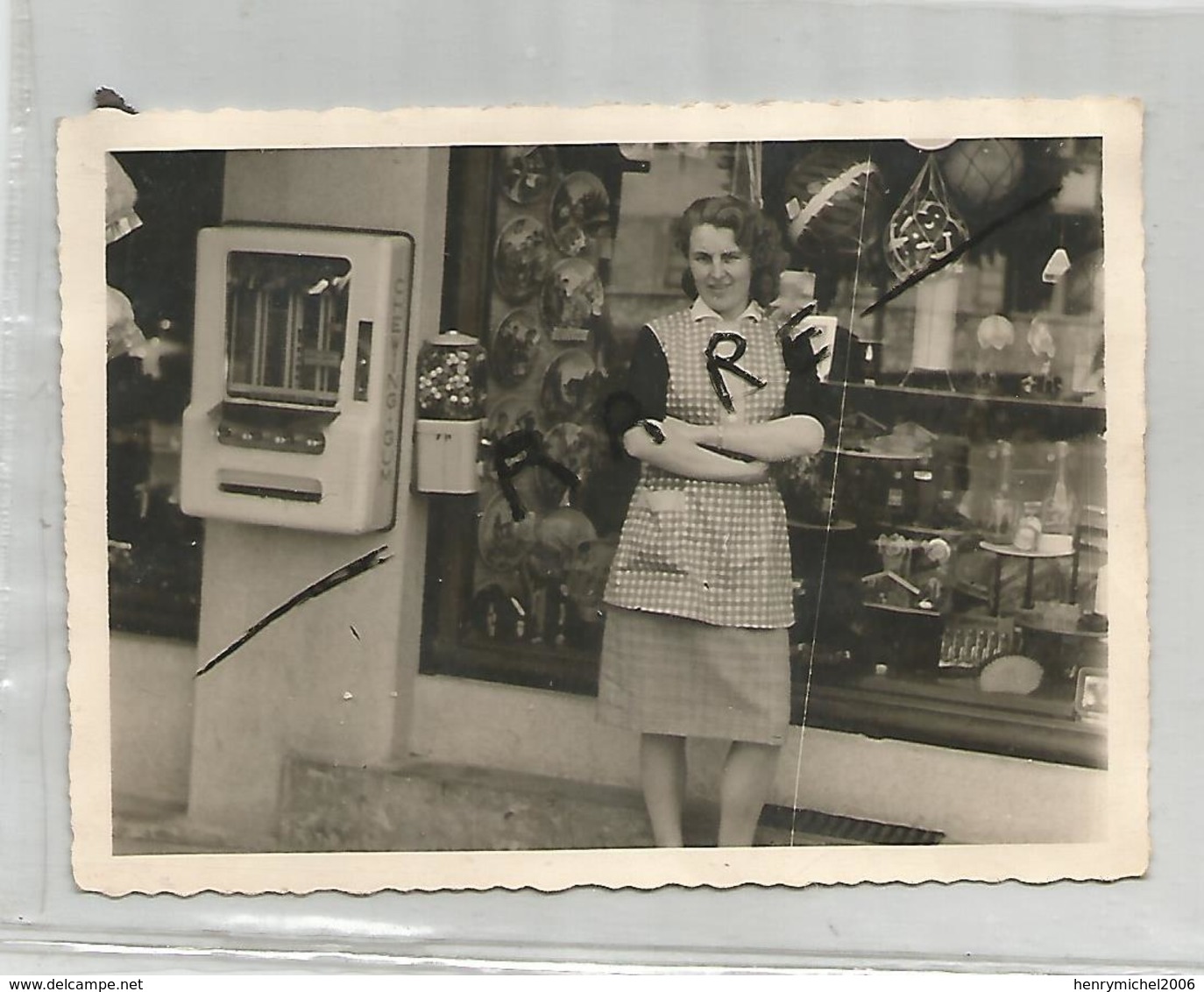 Photographie 73 Savoie Droguerie Bazar Femme Distributeur De Chewing Gum Ugine Av De Serbie Photo 9x12,7 Cm Env - Lieux