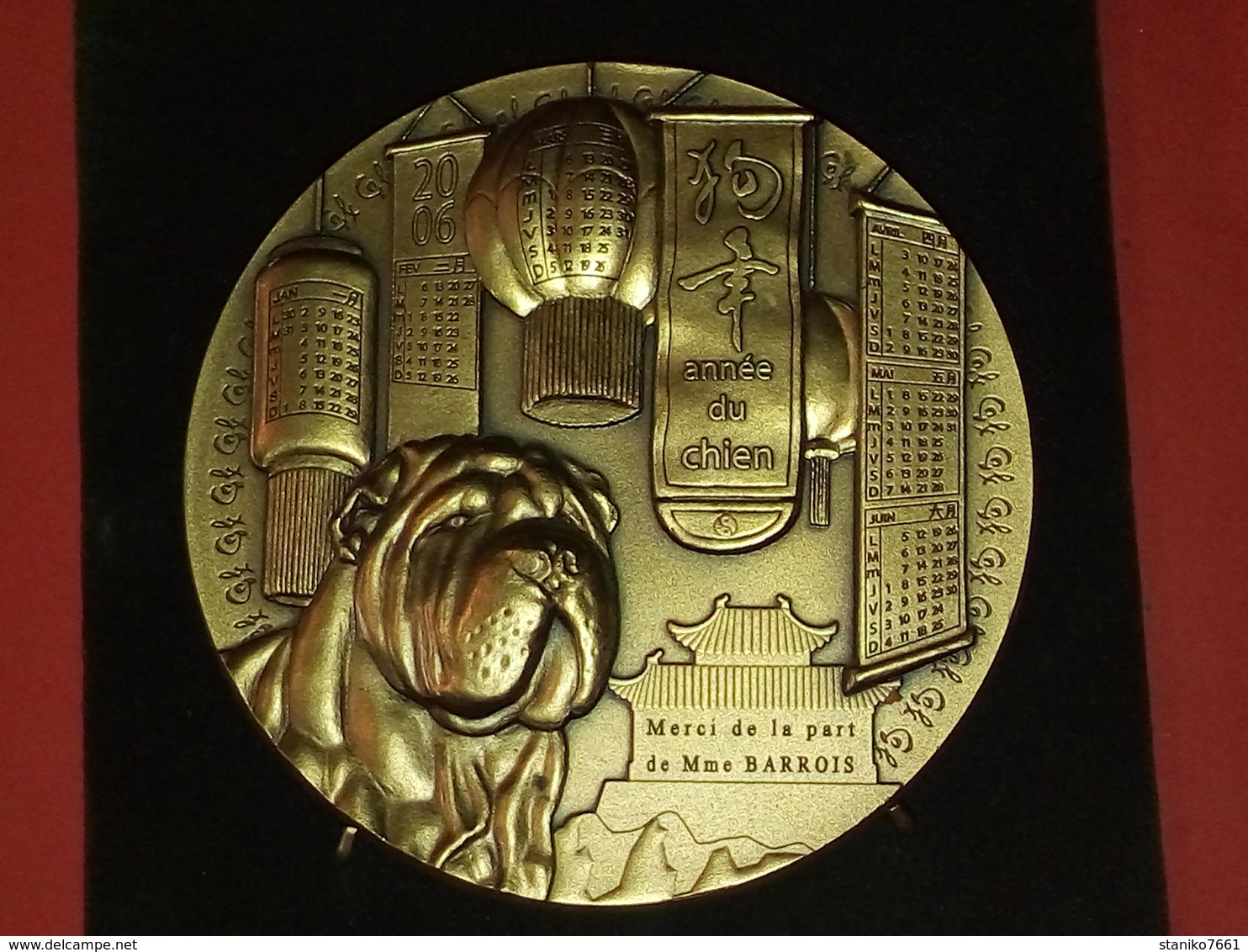 SUPERBE ! GROSSE MÉDAILLE DIA .98 / 660 GRAMMES épaisseur 1.35 cm ANNÉE DU CHIEN 2006  avec support par BAUER