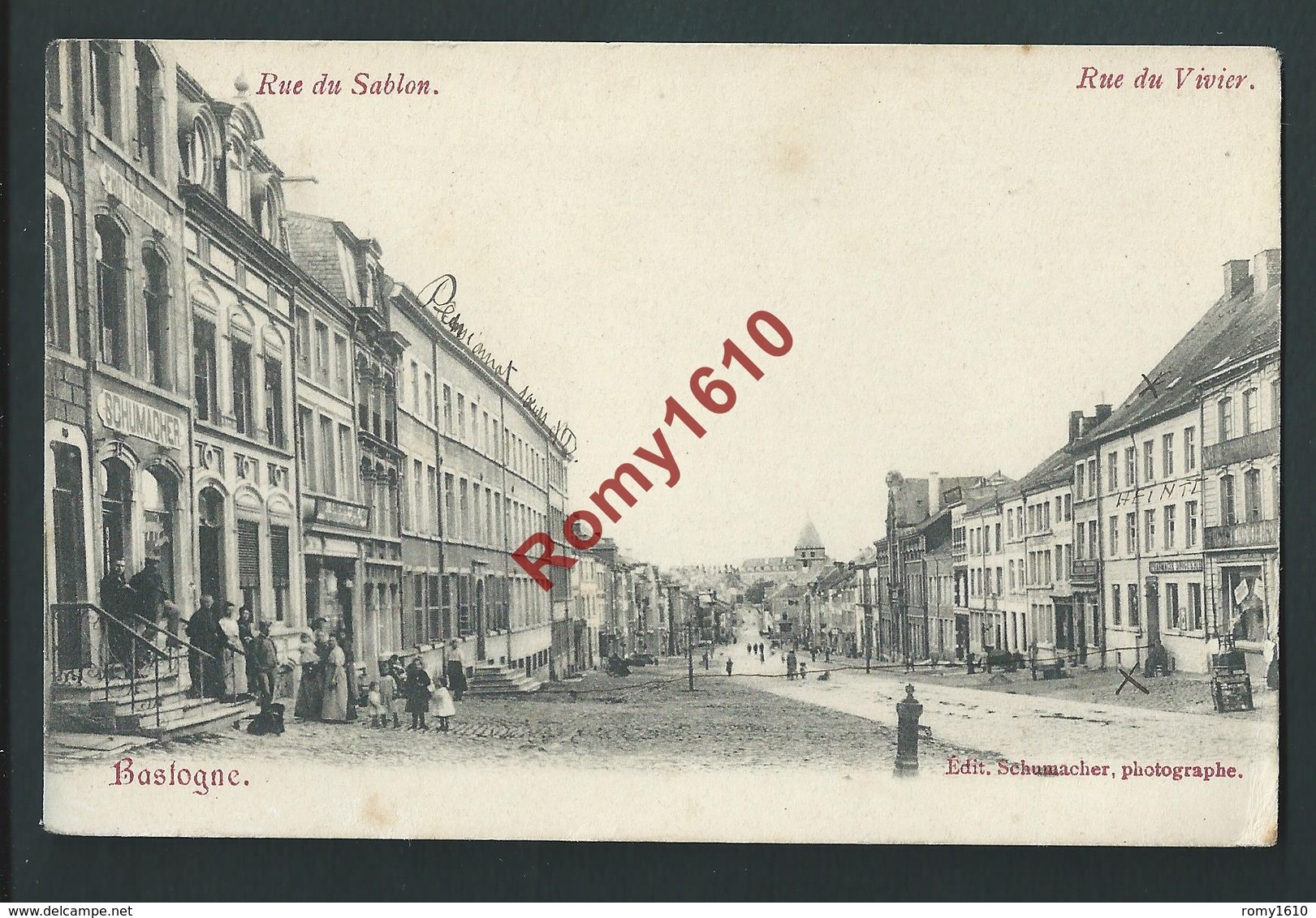 Bastogne. Rue Du Sablon, Rue Du Vivier. Chez Scumacher. Très Animée, Fontaine... 2 Scans - Bastogne