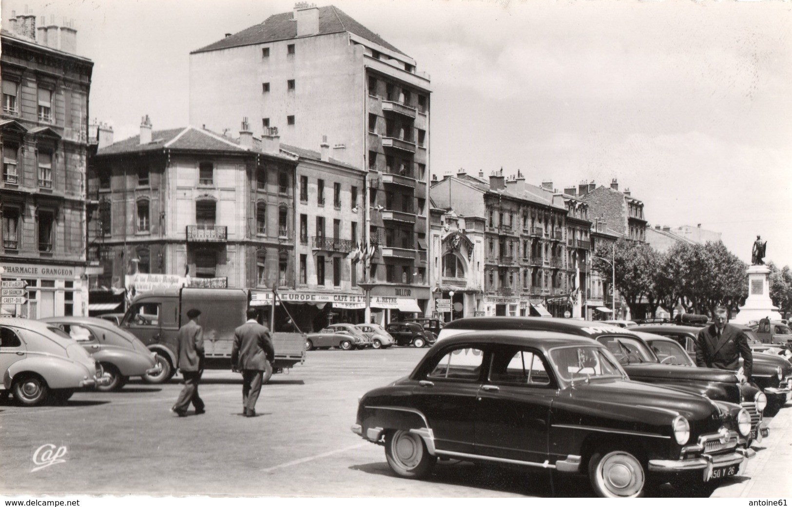 VALENCE --Place Maréchal Leclerc -Beau Plan De Voiture  (Buick Super En Premier Plan ! ) - Valence