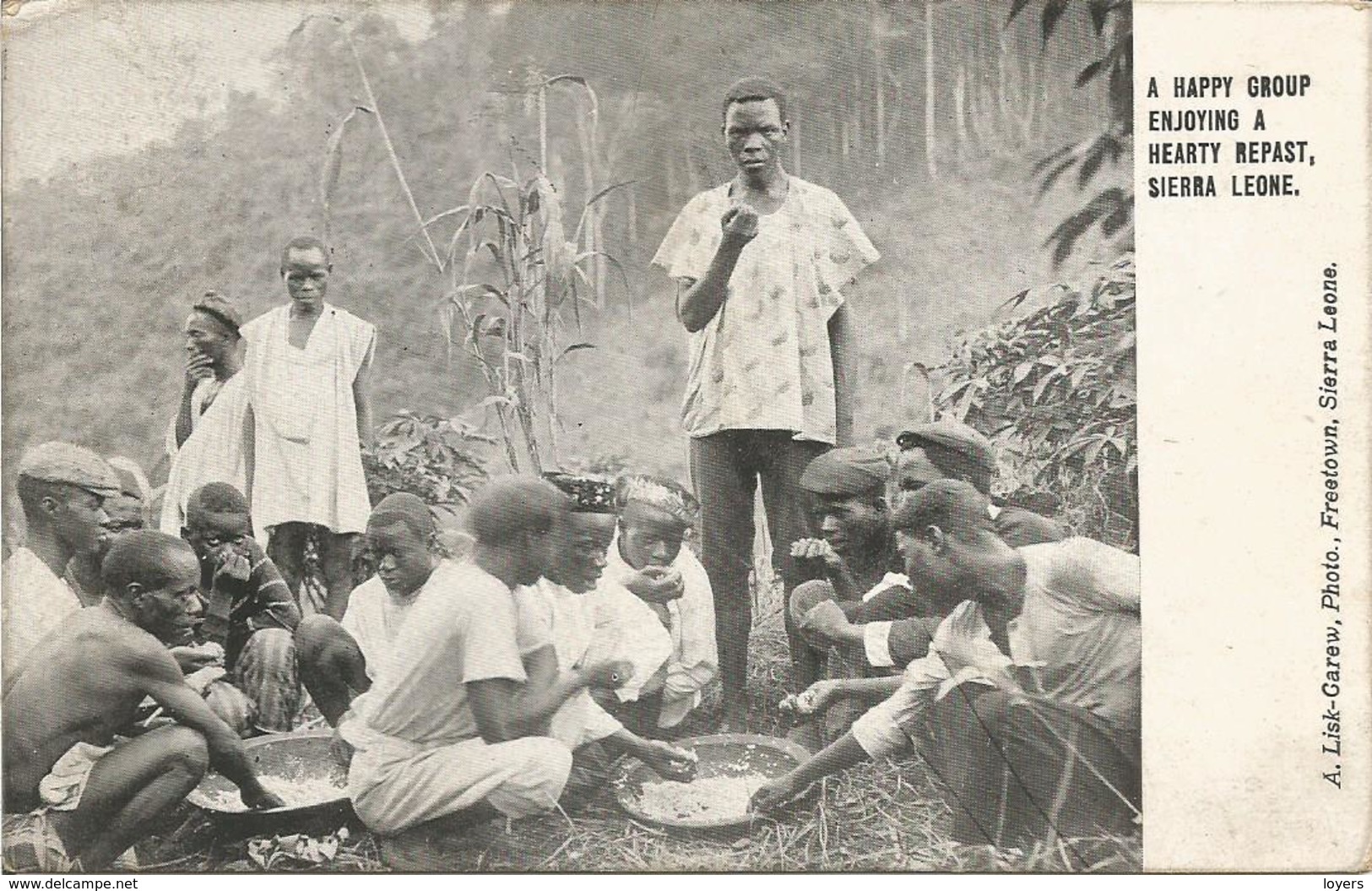 A HAPPY GROUP NJOYING A HEARTY REPAST, SIERRA LEONE.  (scan Verso). - Sierra Leone