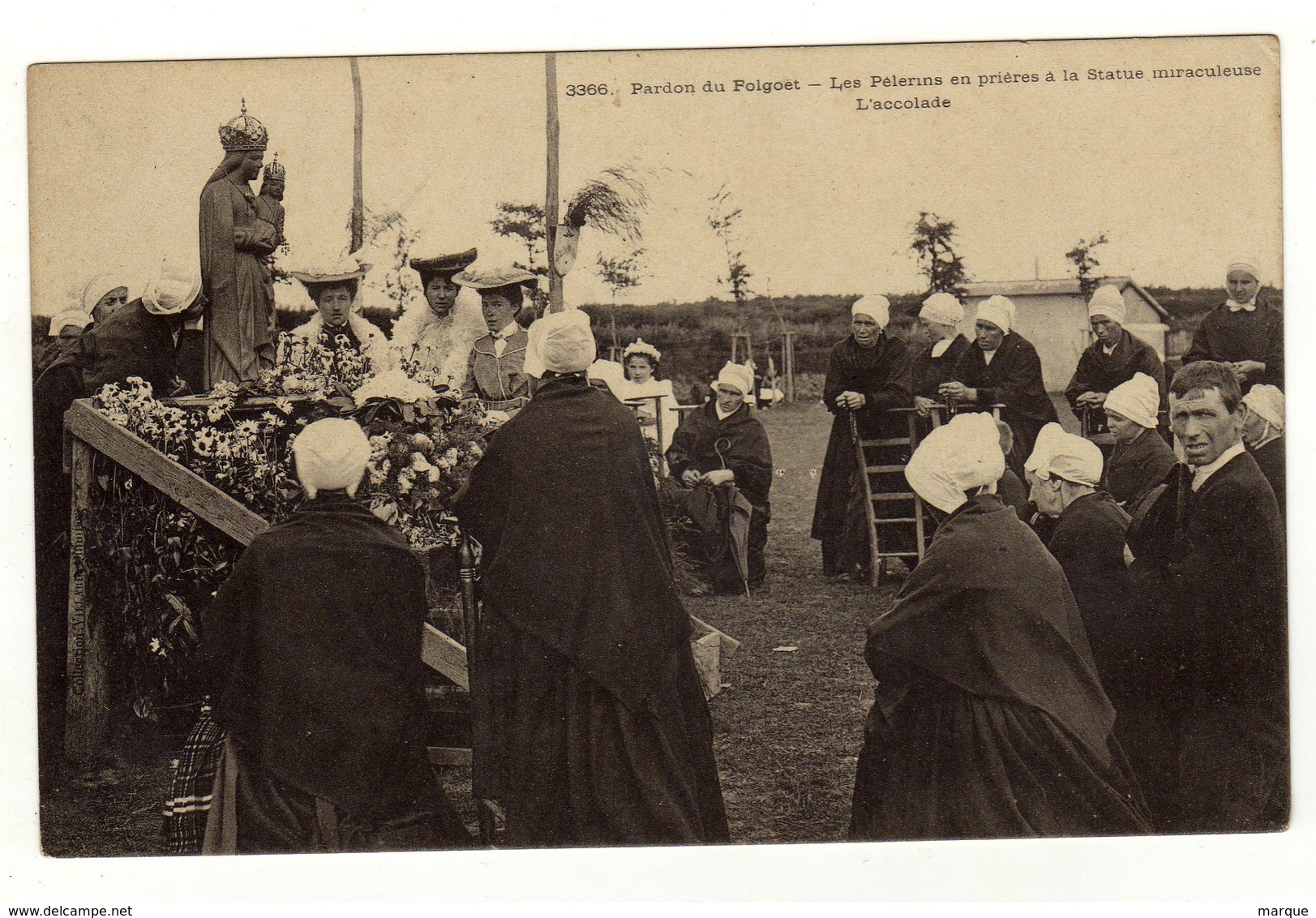 Cpa N° 3366 Pardon Du FOLGOET Les Pélerins En Prières à La Statue Miraculeuse L ' Accolade - Le Folgoët