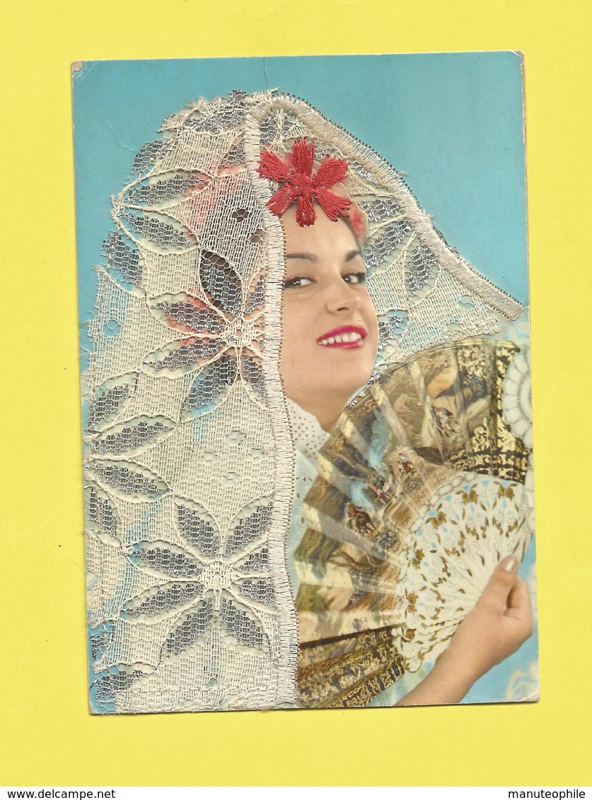 Carte Postale Brodée  D' Une Danseuse Espagnole Avec Son éventail   Voir Scanners - Costumes