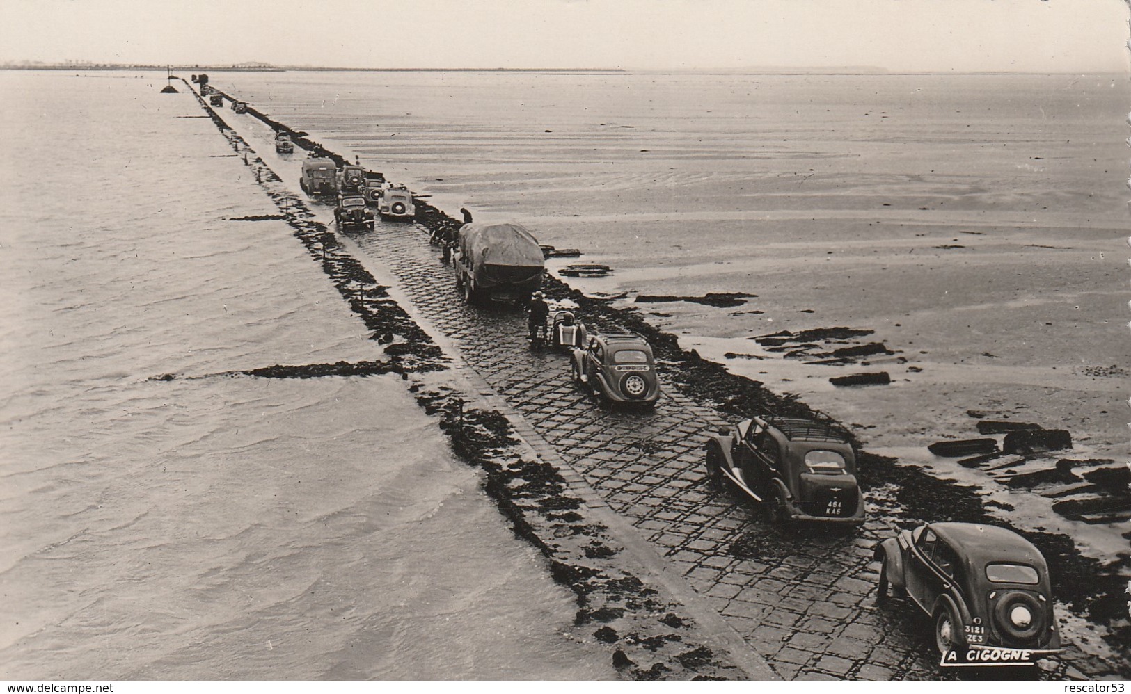 Rare Cpa  Noirmoutier Le Gois Très Animée Avec Vieilles Voitures Traction... - Noirmoutier