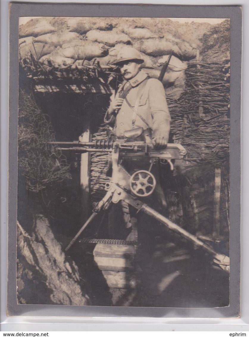 Scène De Tranchée Poilu Du 281 E RI Et Sa Mitrailleuse - Photographie Cartonnée Grande Guerre - Guerre 1914-18