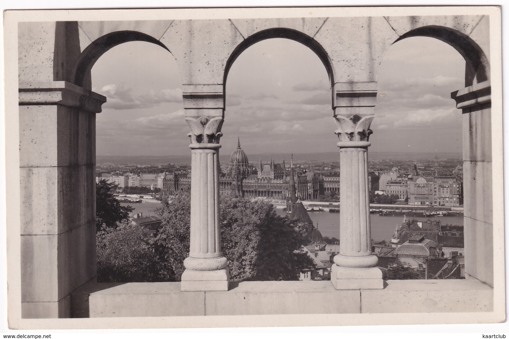 Budapest - Halászbástya Az Országházzal - L'Escalier Des Pécheurs Avec Le Parlement - Hongarije