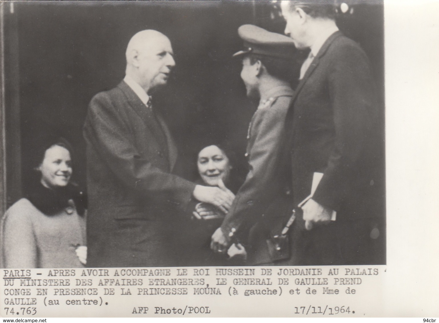 PHOTO ORIGINALE ( 13X18) Roi Hussein  Au Palais Du Ministere Des Affaires Etrangeres DE GAULLE Et MME Prend Congé - Persone Identificate