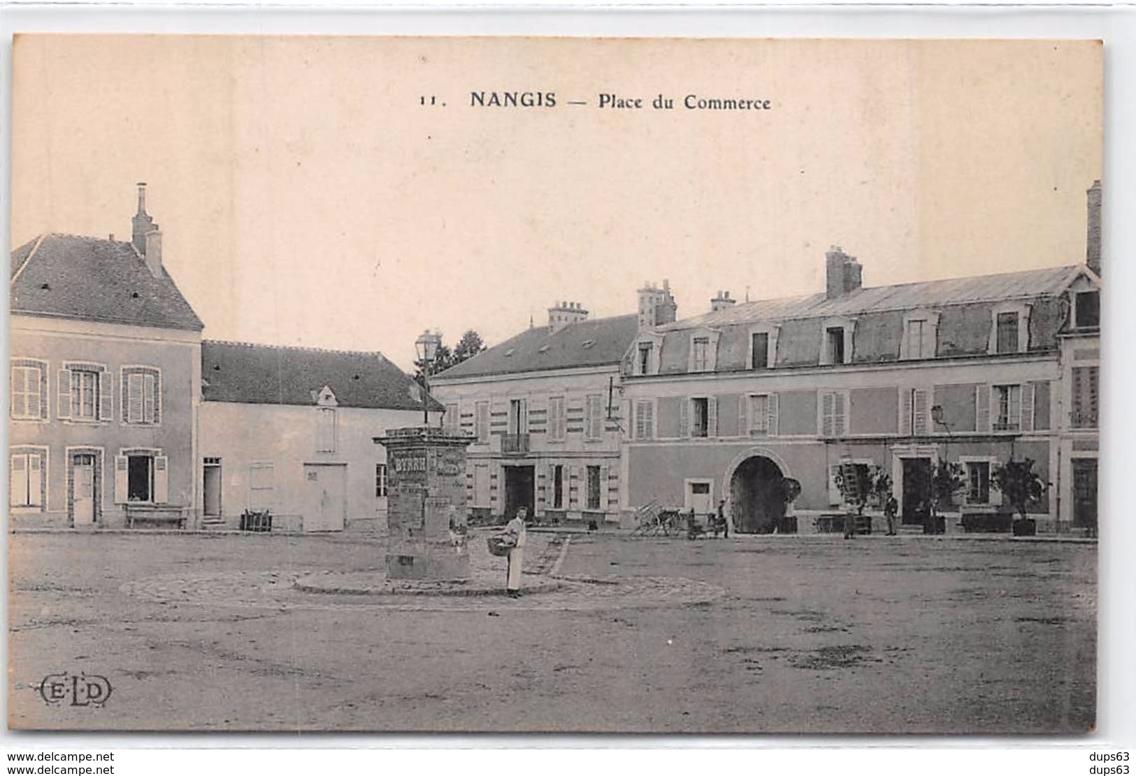 NANGIS - Place Du Commerce - Très Bon état - Nangis