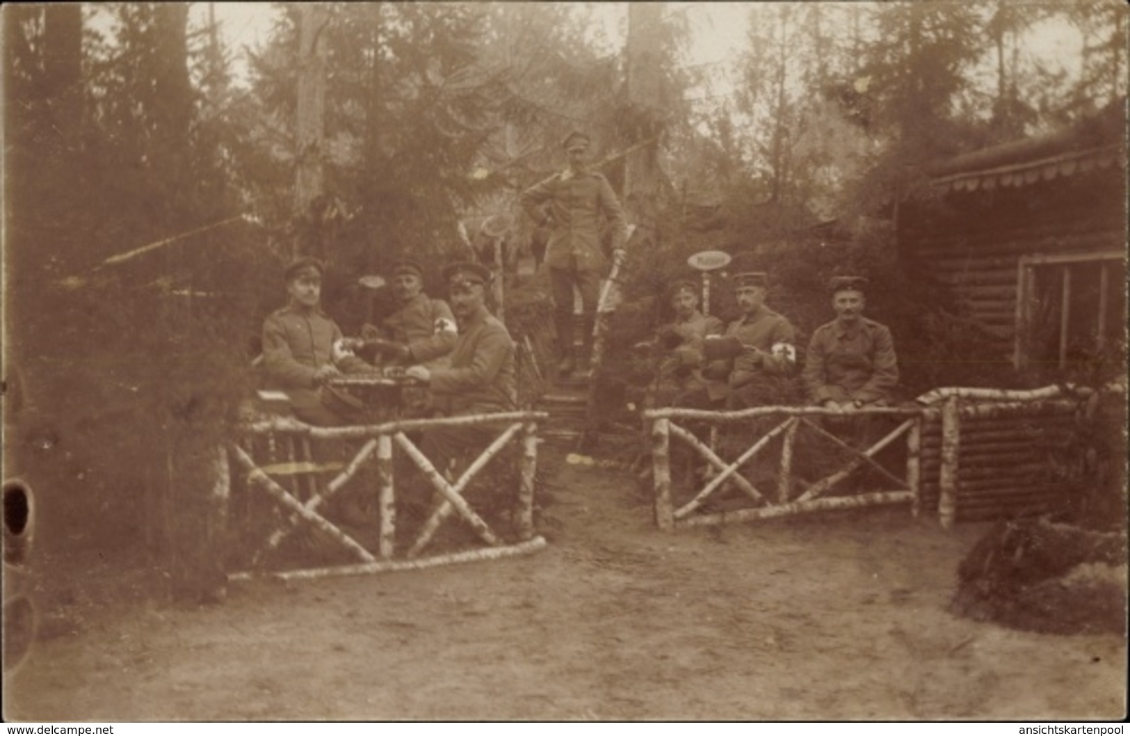 Photo Cp Deutsche Soldaten Vor Einem Holzhaus, Sanitäter, Kurpark, I. WK - Autres & Non Classés