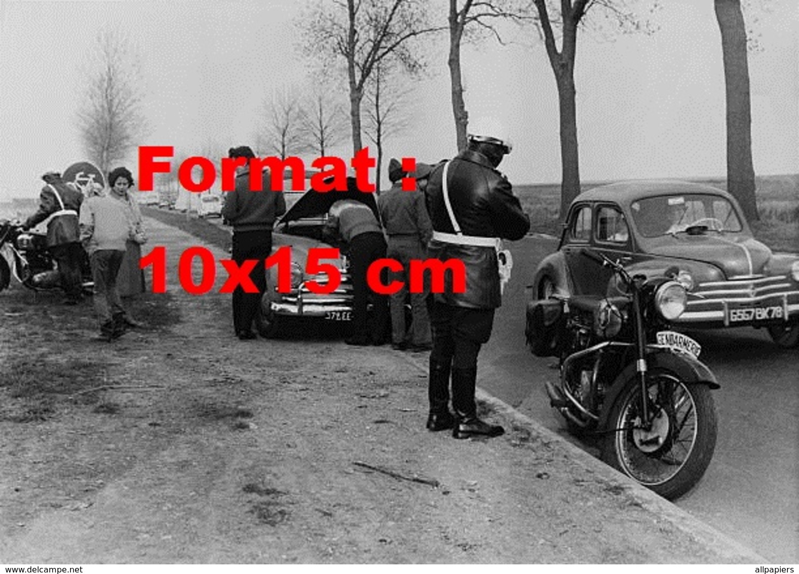 Reproduction D'une Photographie Ancienne De Motards De La Gendarmerie En Contrôle Routier En 1962 - Autres & Non Classés