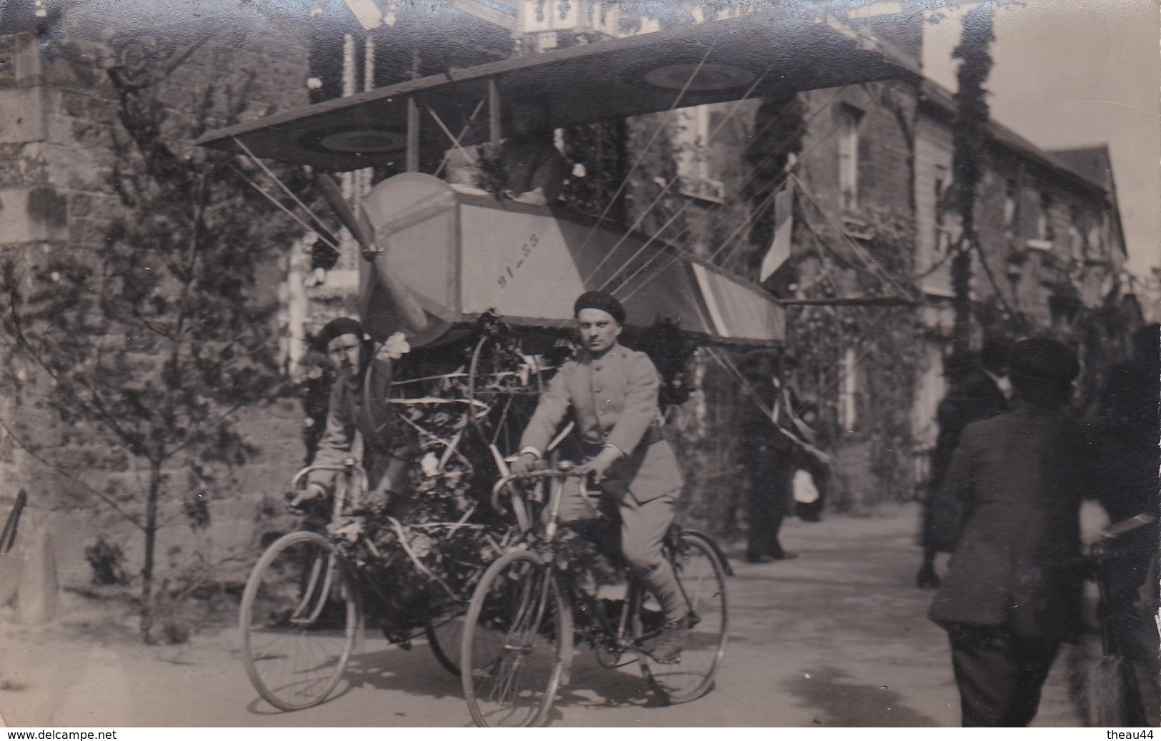 ¤¤  -  Carte-Photo Non Située D'un Char Lors D'une Cavalcade  -  Militaires Sur Des Vélos  - Avion  -  ¤¤ - A Identifier