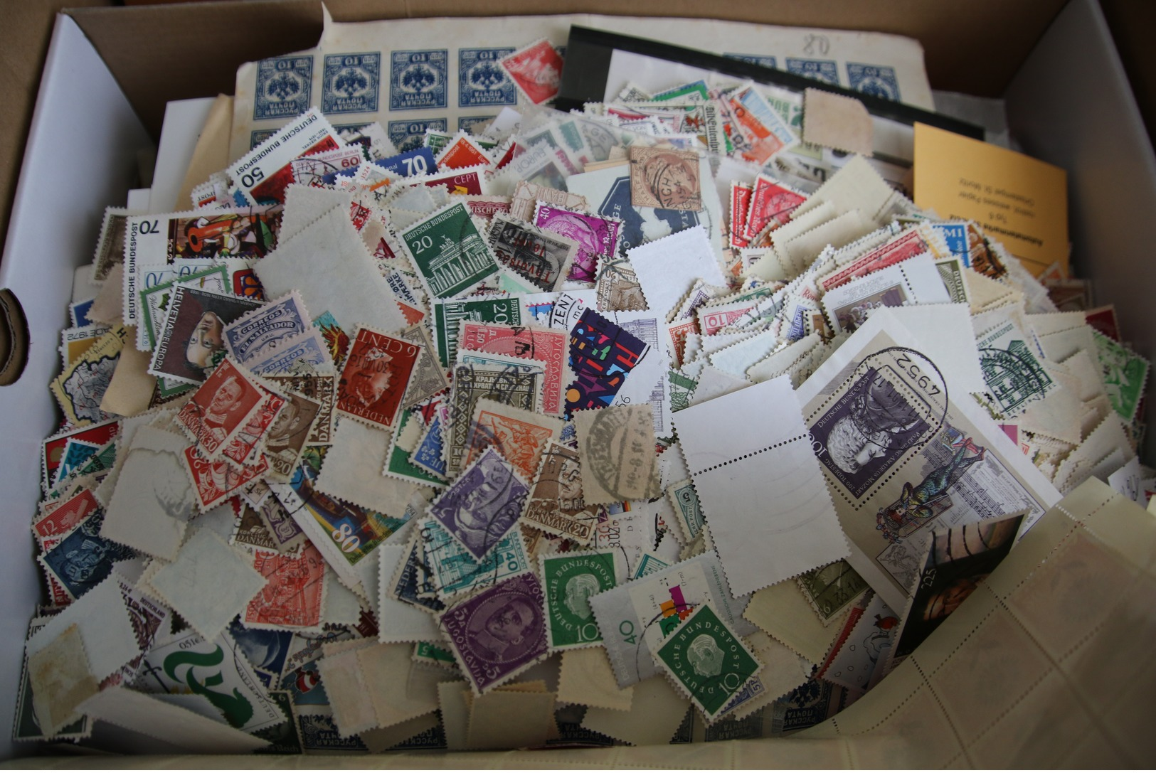 Germany  , A Big Box (~ 6 Kilo)  Filled With Stamps  From All Over The World (MNH/LH/VFU) - Vrac (min 1000 Timbres)