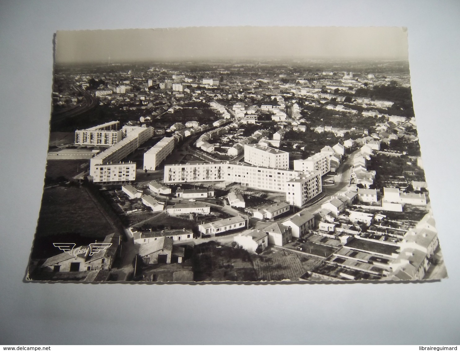 7abo - CPSM  N°14 - LA ROCHE SUR YON - Nouveaux Quartiers Place De La Liberté Et Les H.L.M - [85] Vendée - - La Roche Sur Yon