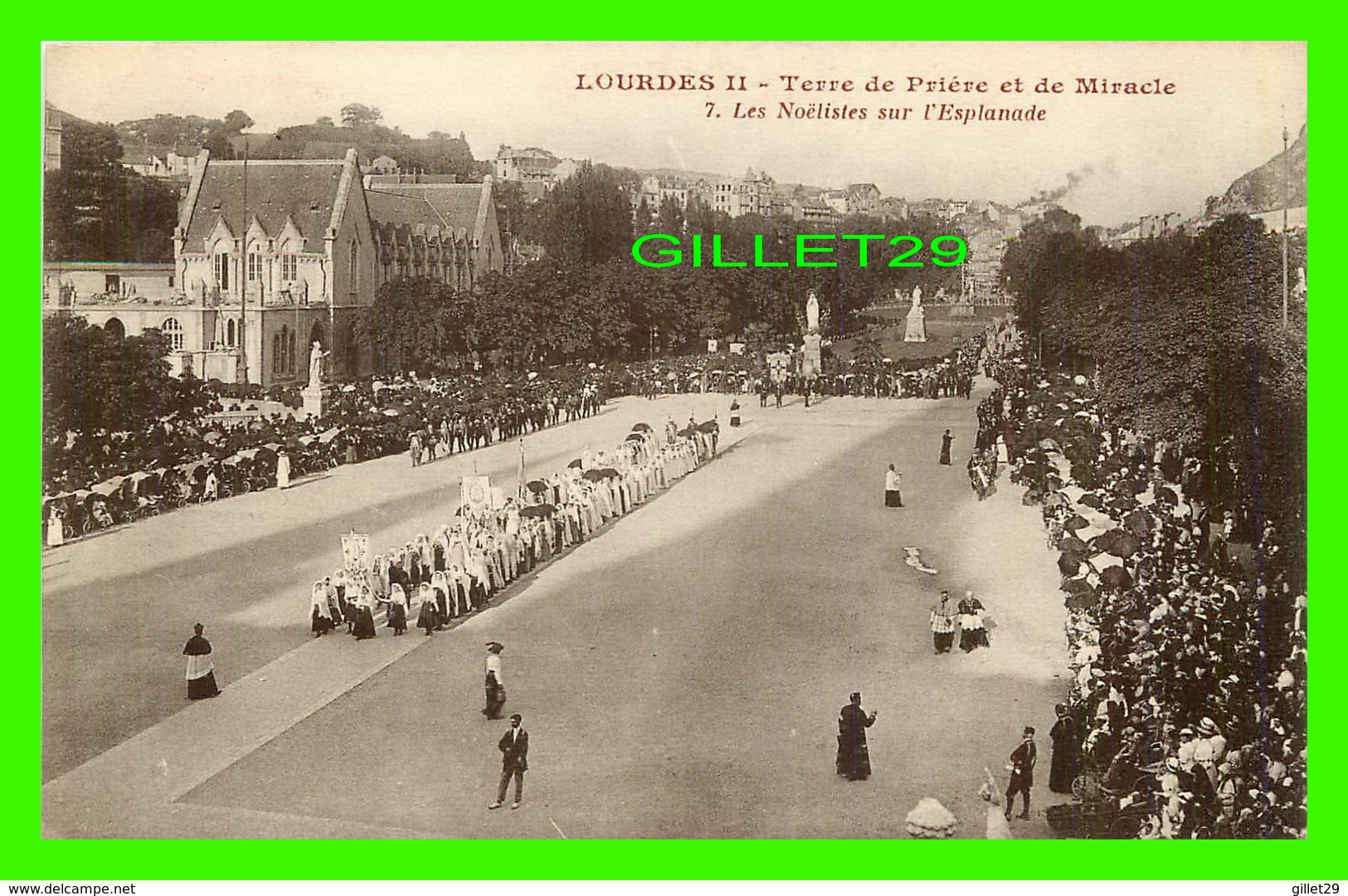 LOURDES (65) - TERRE DE PRIÈRE ET DE MIRACLE - LES NOELISTES SUR L'ESPLANADE - ANIMÉE - MAISON DE LA BONNE PRESSE - - Lourdes