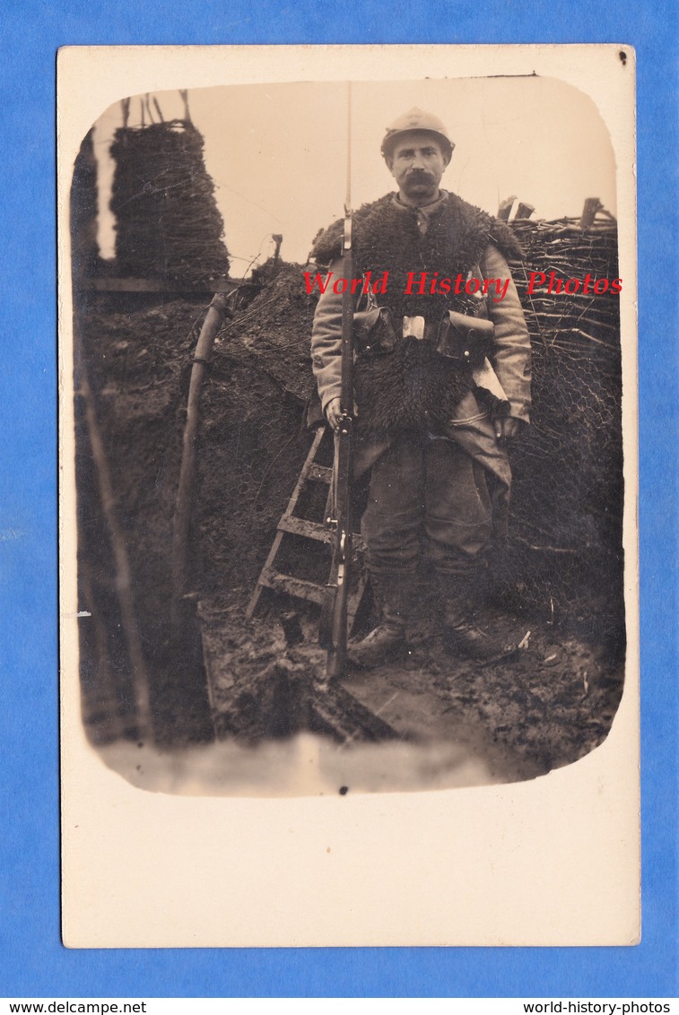 CPA Photo - Front à Situer - Portrait D'un Poilu Dans Une Tranchée Infanterie Casque Fusil Uniforme Arme Baïonnette WW1 - Weltkrieg 1914-18