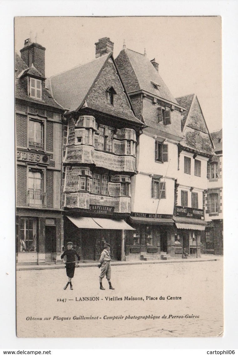 - CPA LANNION (22) - Vieilles Maisons, Place Du Centre (CHAPELLERIE - EPICERIE) - Photo Guilleminot 2247 - - Lannion