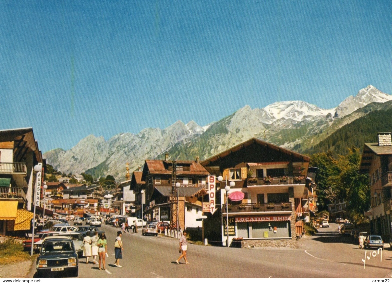 La Clusaz Un Quartier De La Station Voitures Anciennes Peugeot - La Clusaz