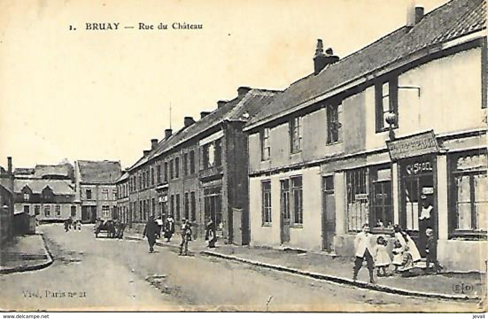 CPA / AK / PK   -   59 - BRUAY  Rue Du Château  ( Animation , Commerce ) - Bruay Sur Escaut