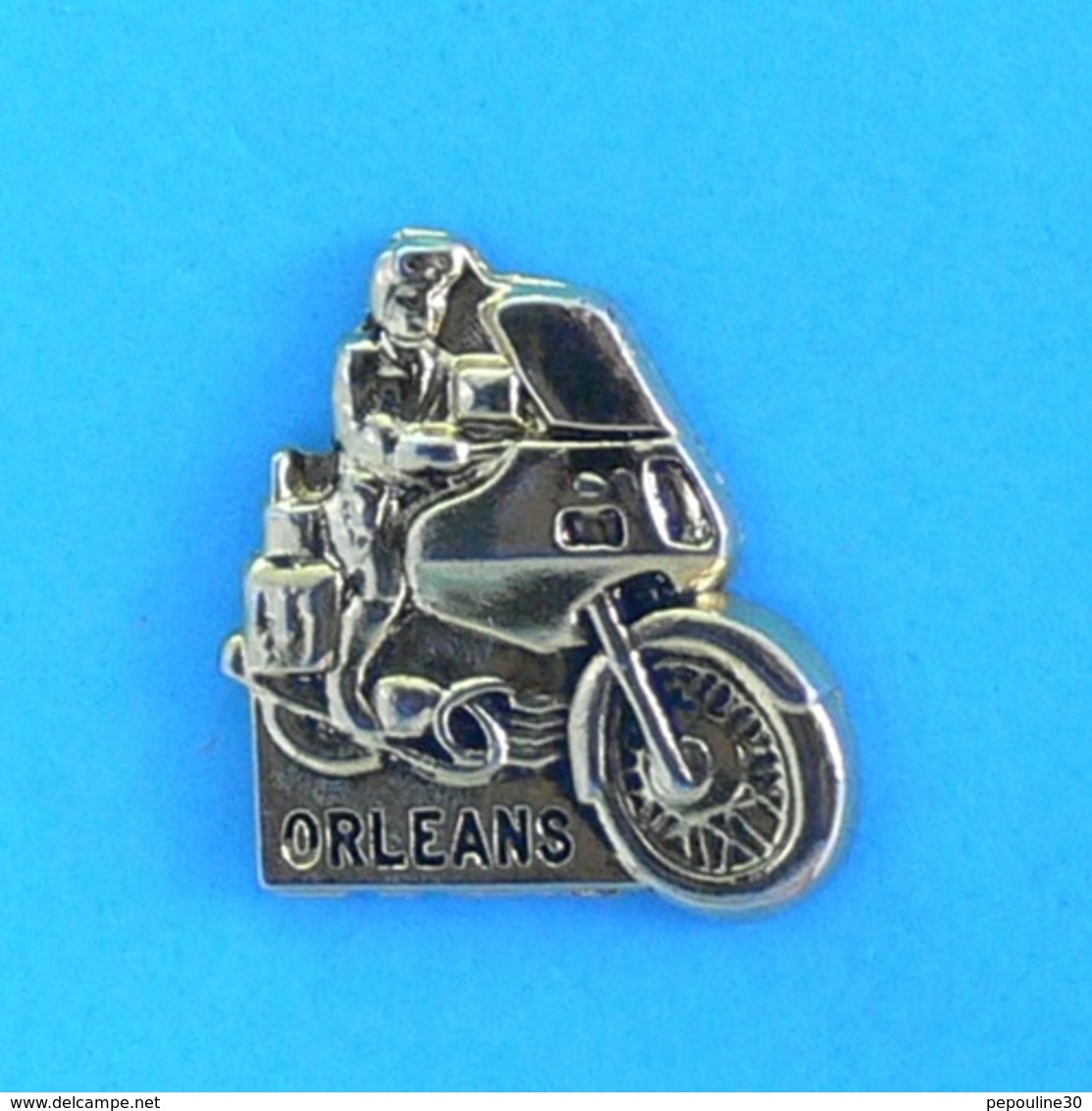 1 PIN'S //   ** GENDARMERIE / BRIGADE MOTOCYCLISTE D’ORLÉANS / Doré ** . (Richard-Saumur) - Militaria