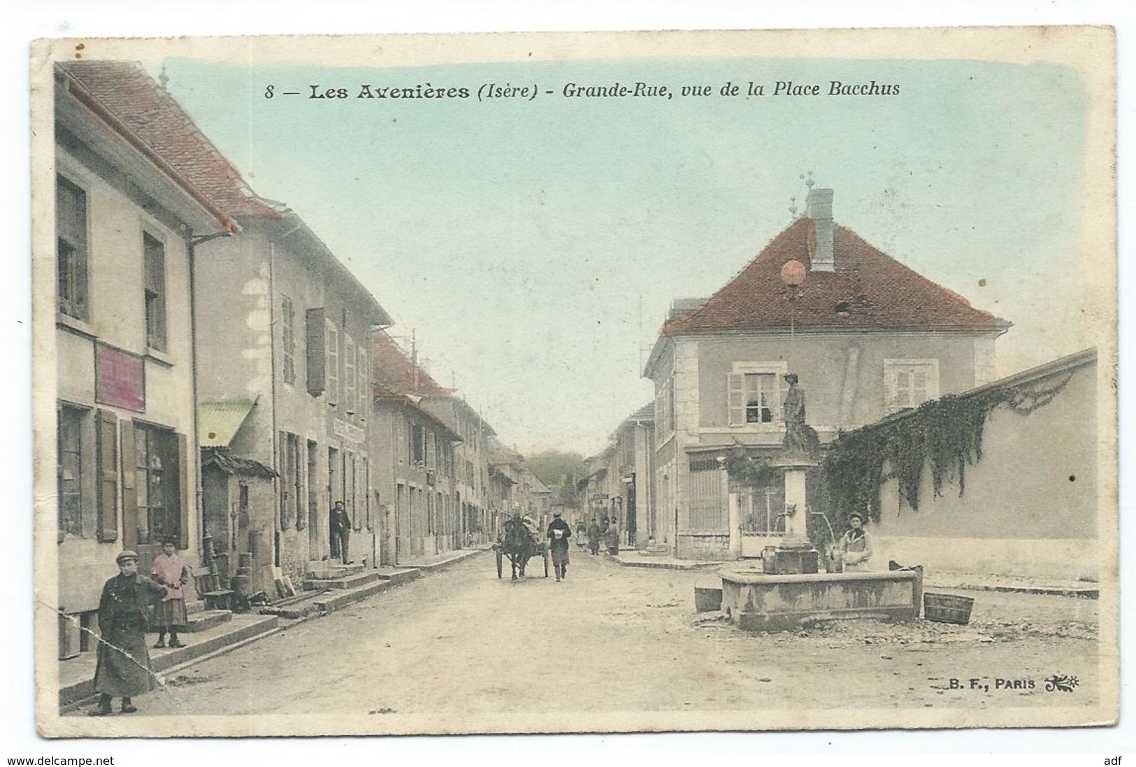 JOLIE CPA COLORISEE ANIMEE LES AVENIERES, ANIMATION DANS LA GRANDE RUE, VUE DE LA PLACE BACCHUS, FONTAINE, ISERE 38 - Les Avenières