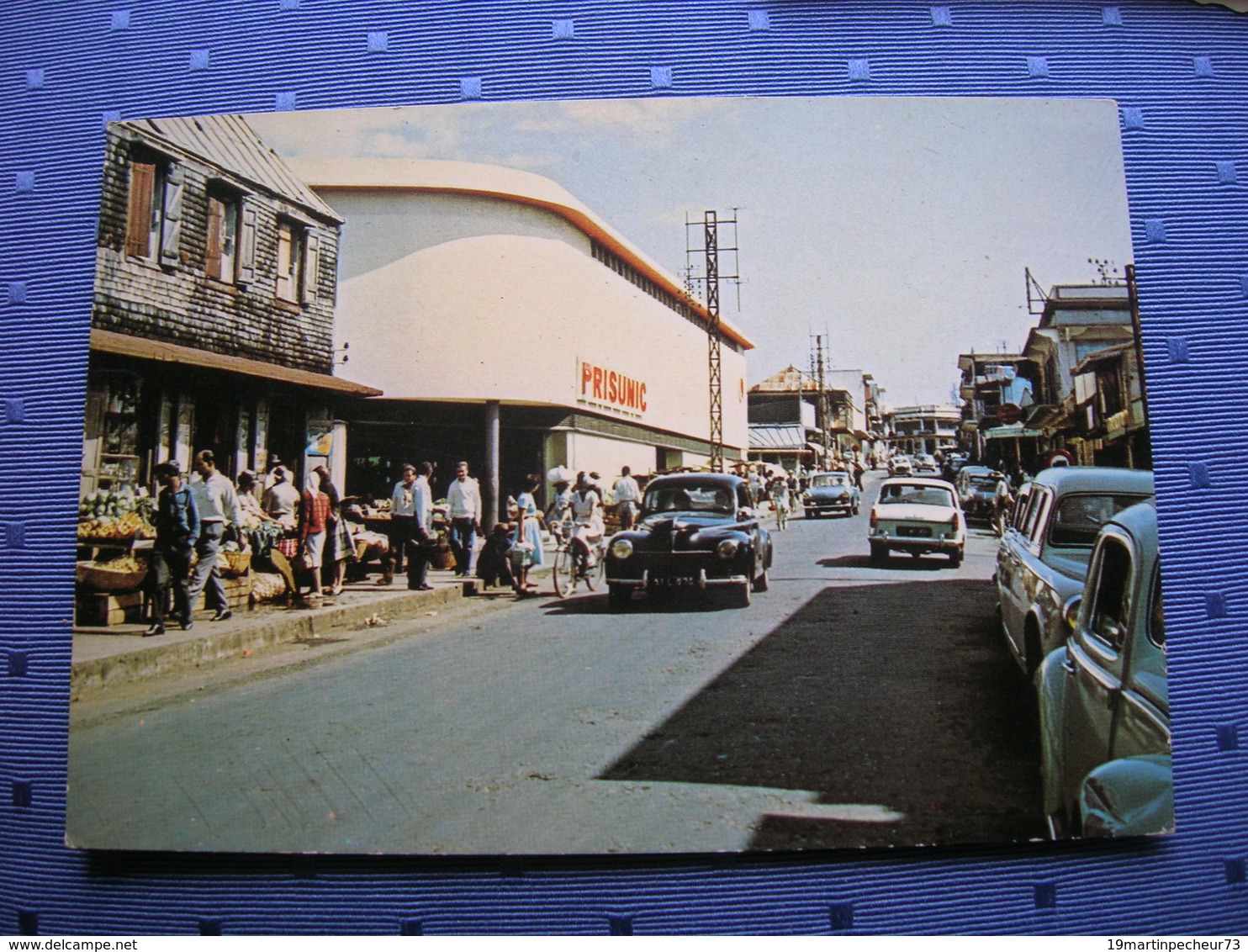 Cpsm 10x15 NV St Saint Denis De La Reunion Prisunic Rue Marechal Leclerc Voiture Ancienne Velo Superbe Bon Etat - Saint Denis