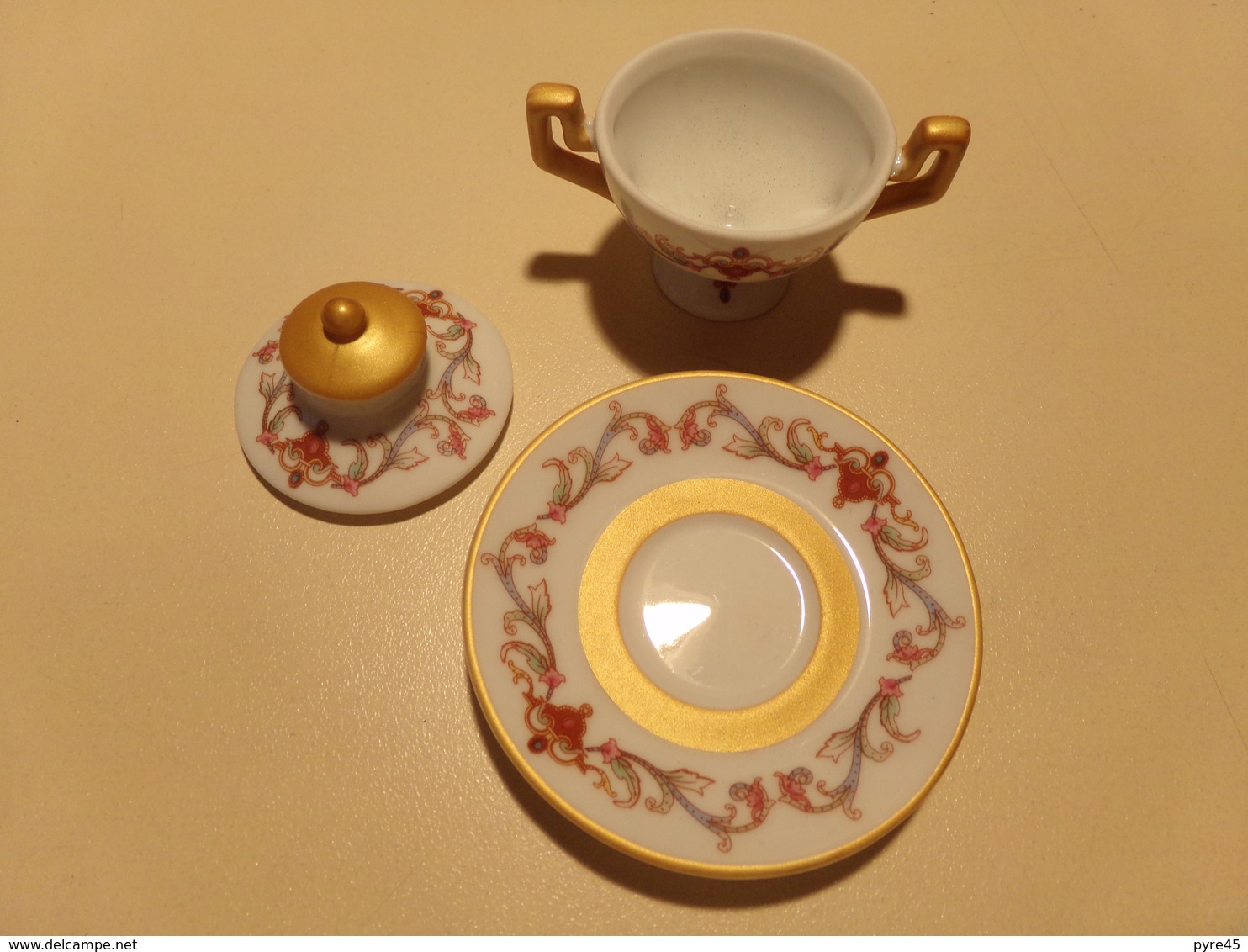 Miniature Soupière, Couvercle Et Soucoupe Décor Frise Rose Et Bleu Sur Fond Blanc Liseré Or " Porcelaine Art " - Andere & Zonder Classificatie