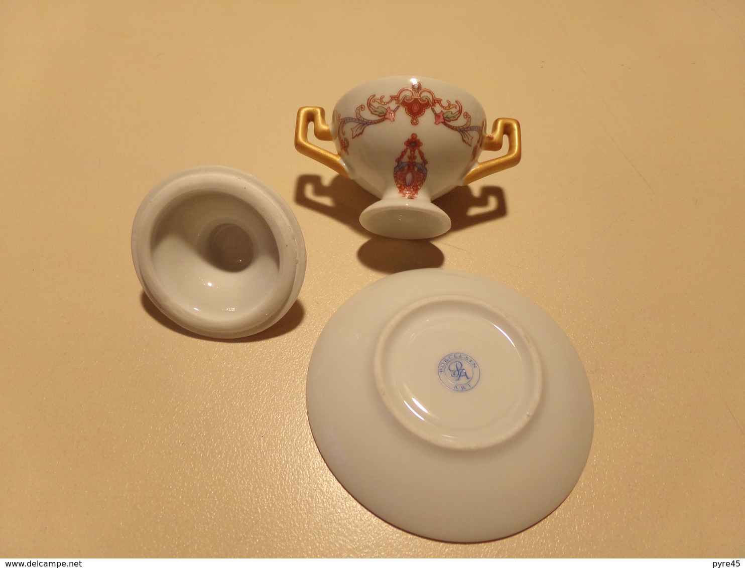 Miniature Soupière, Couvercle Et Soucoupe Décor Frise Rose Et Bleu Sur Fond Blanc Liseré Or " Porcelaine Art " - Sonstige & Ohne Zuordnung