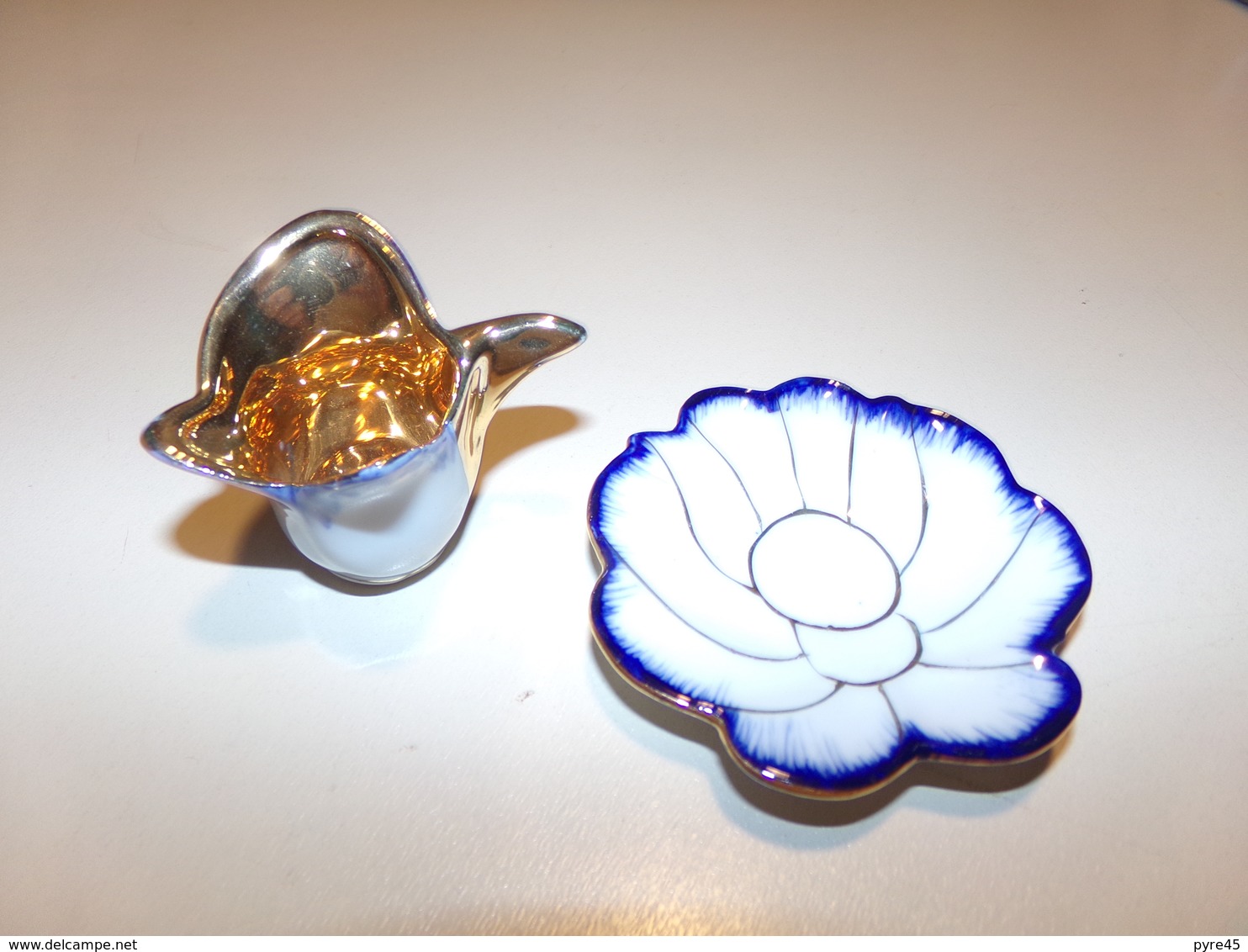 Miniature Tasse Avec Sa Soucoupe En Forme De Fleur Or Sur Fond Blanc Liseré Bleu - Otros & Sin Clasificación