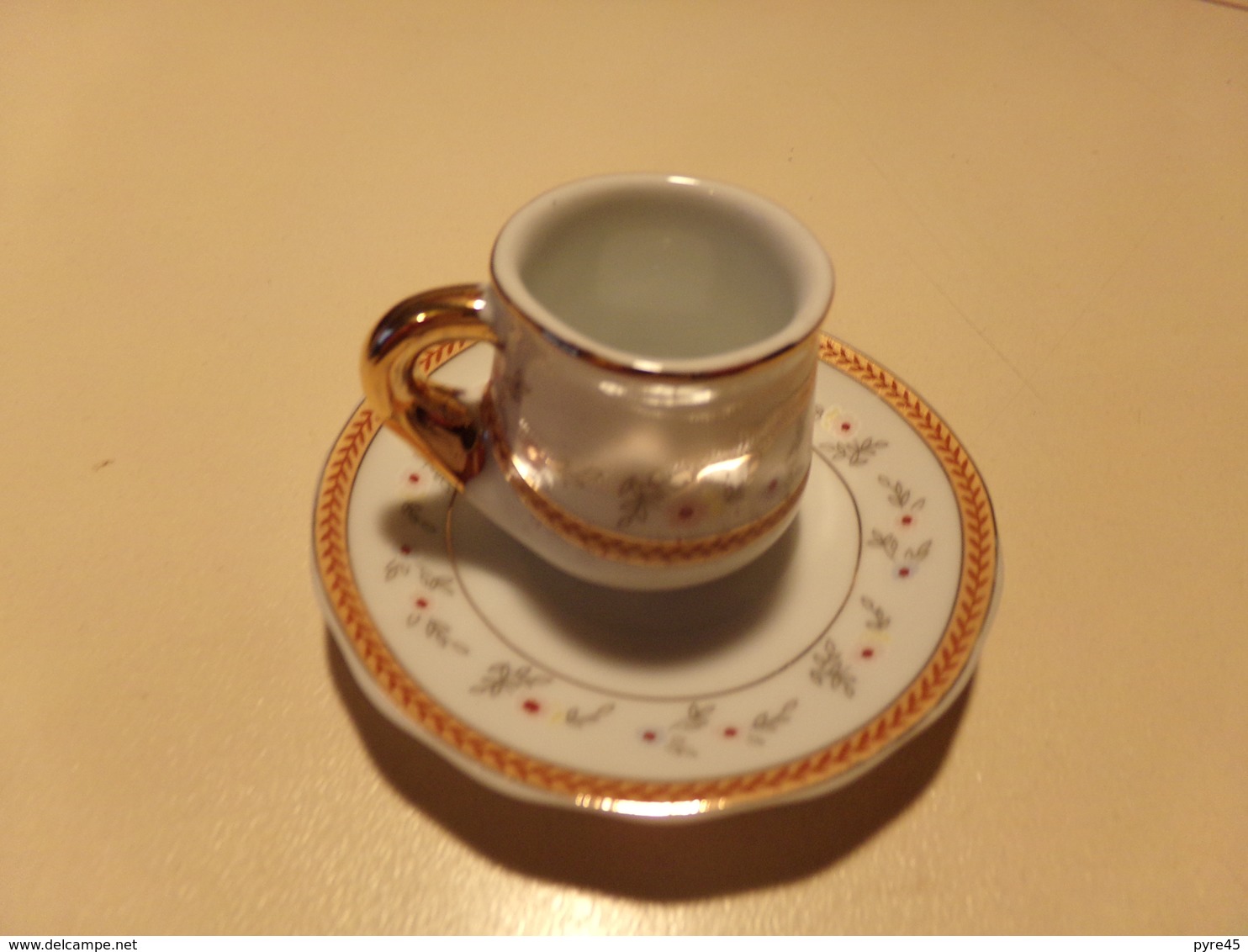 Miniature Tasse Avec Sa Soucoupe Décor Fleurs Multicolores Sur Fond Blanc Liseré Or Et Rouge " Décoration Artiste " - Autres & Non Classés