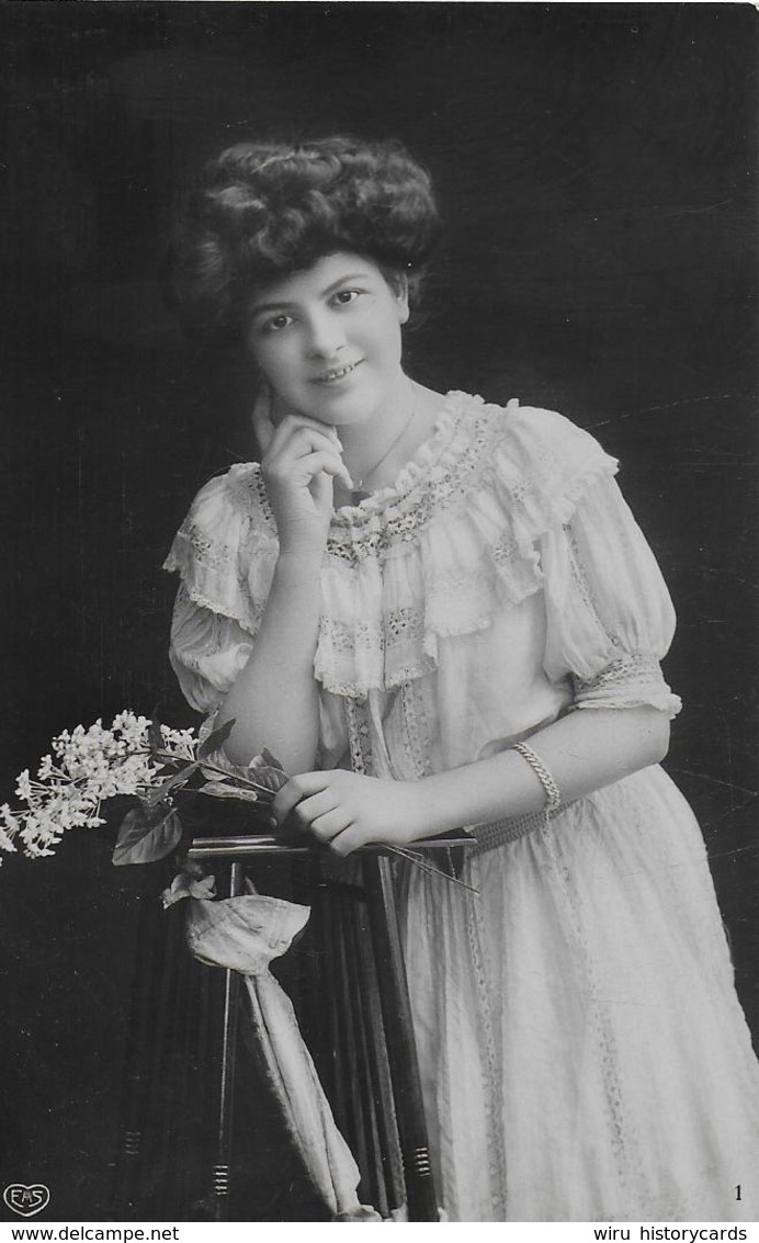 AK 0138  Dame Mit Blumenstrauss Und Fescher Frisur - Porträt Um 1910 - Mujeres