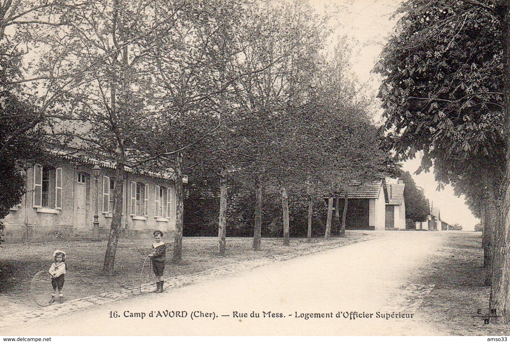 10028. CPA 18 CAMP D'AVORD. RUE DU MESS. LOGEMENT D'OFFICIER SUPERIEUR - Avord