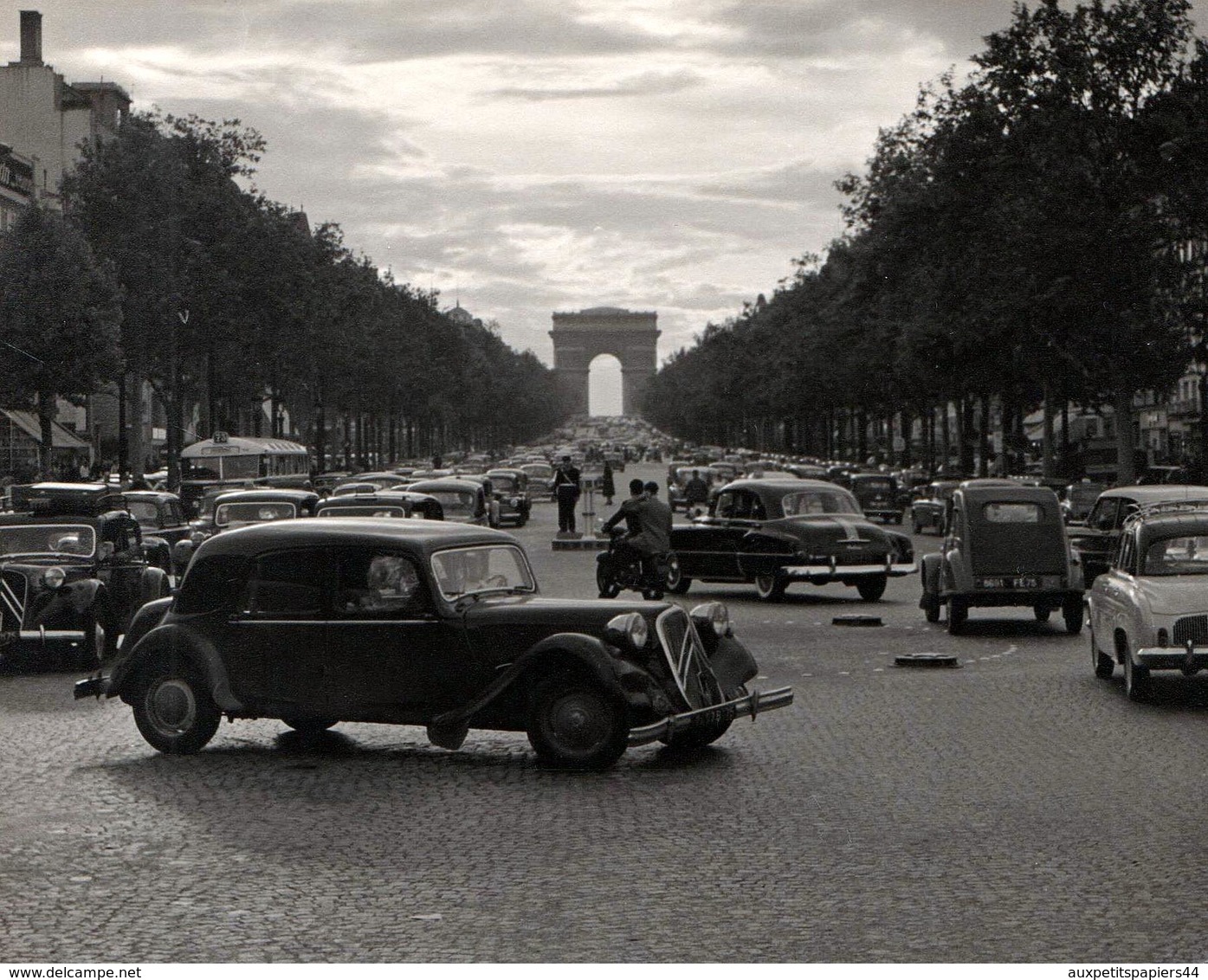 Grande Photo Originale Circulation Parisienne & Arc De Triomphe, Citroën Traction 15 Six, 2 Cv, Renault Dauphine, 203 .. - Automobiles