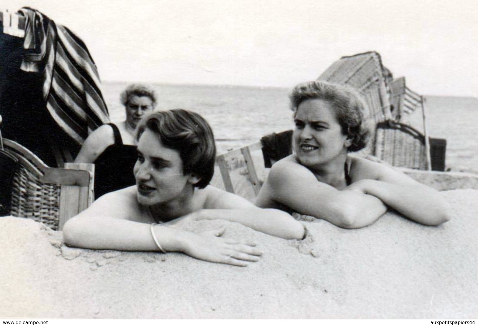 Photo Originale Plage & Maillots De Bains Pour Pin-Up Installées à Leur Poste De Matage Sur La Plage Vers 1950/60 - Pin-Ups