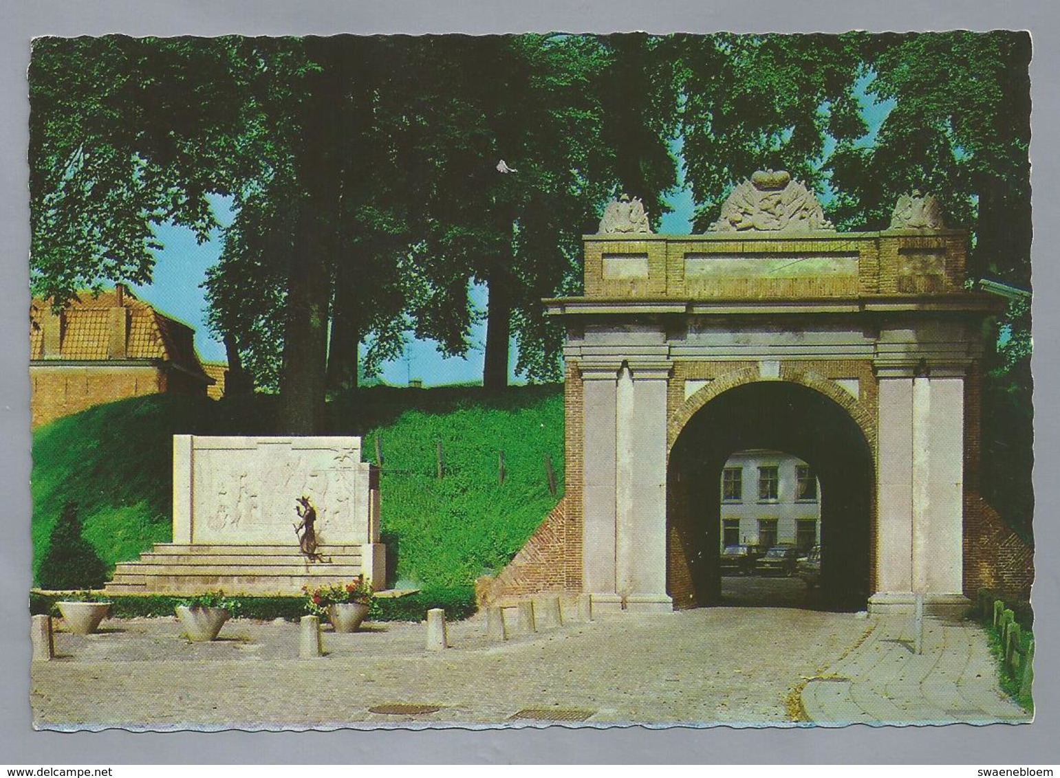 NL.- HULST. Gentse Poort Met Wal En Reinaert Monument. - Hulst