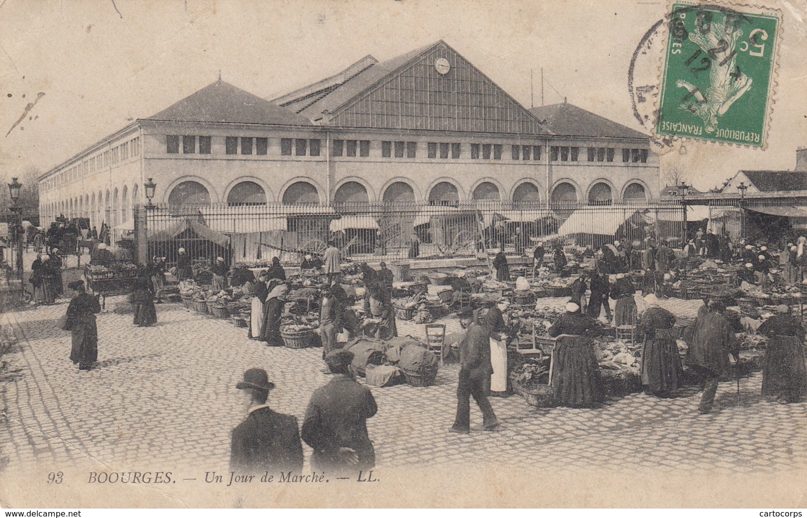 18 - Bourges - Un Jour De Marché Magnifiquement Animé - Bourges