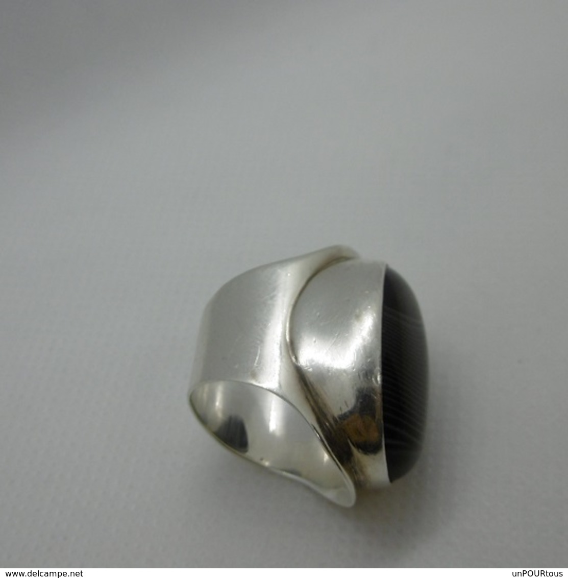 bague en argent massif sertie d'une pierre d'agate poids:12.5 grammes taille54