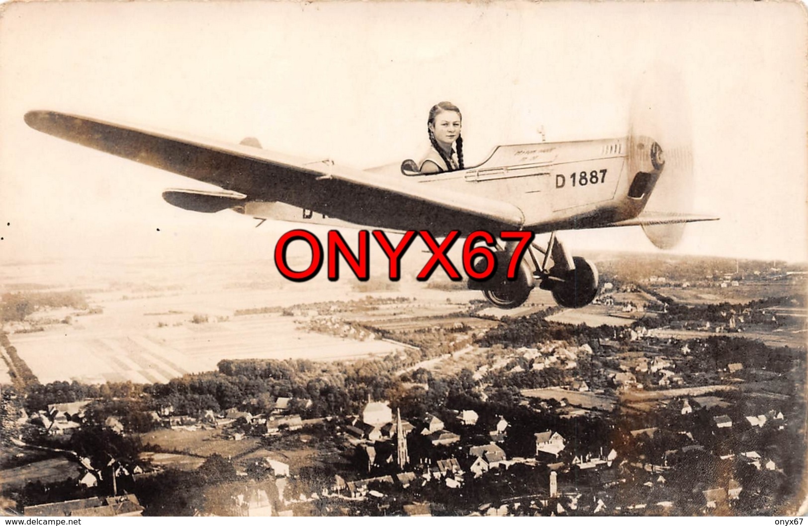 Carte Postale Photo Montage AVION D 1887 Fictif Jeune Fille En Vol Au Dessus D'un Village A SITUER A LOCALISER ??? - Fotografie